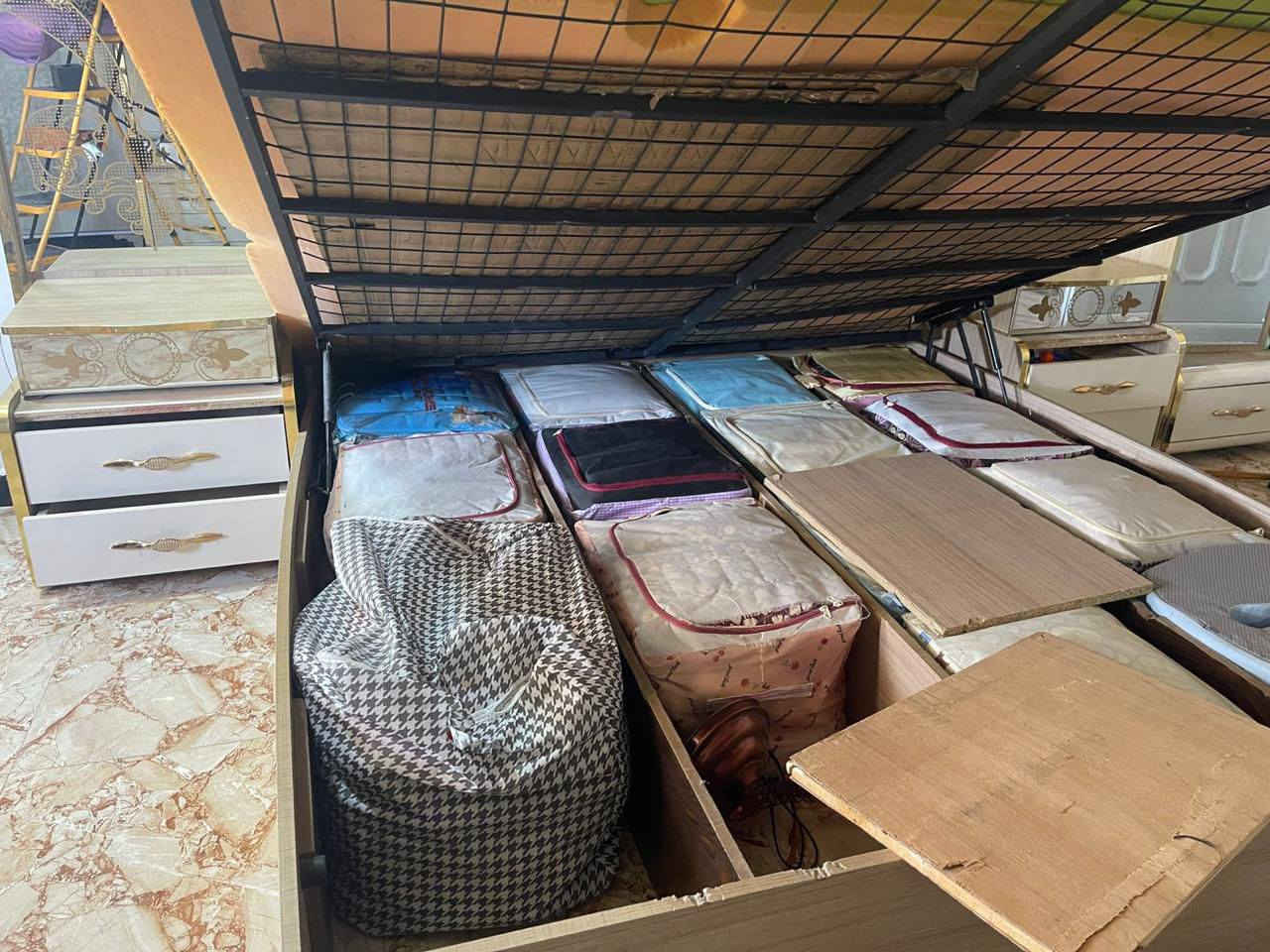 سلام عليكم ورحمه الله وبركاته
غرفة اخشاب بعدي جديده مستخدمه شي قليل 
للبيع السعر خاص 
*********** واتساب
