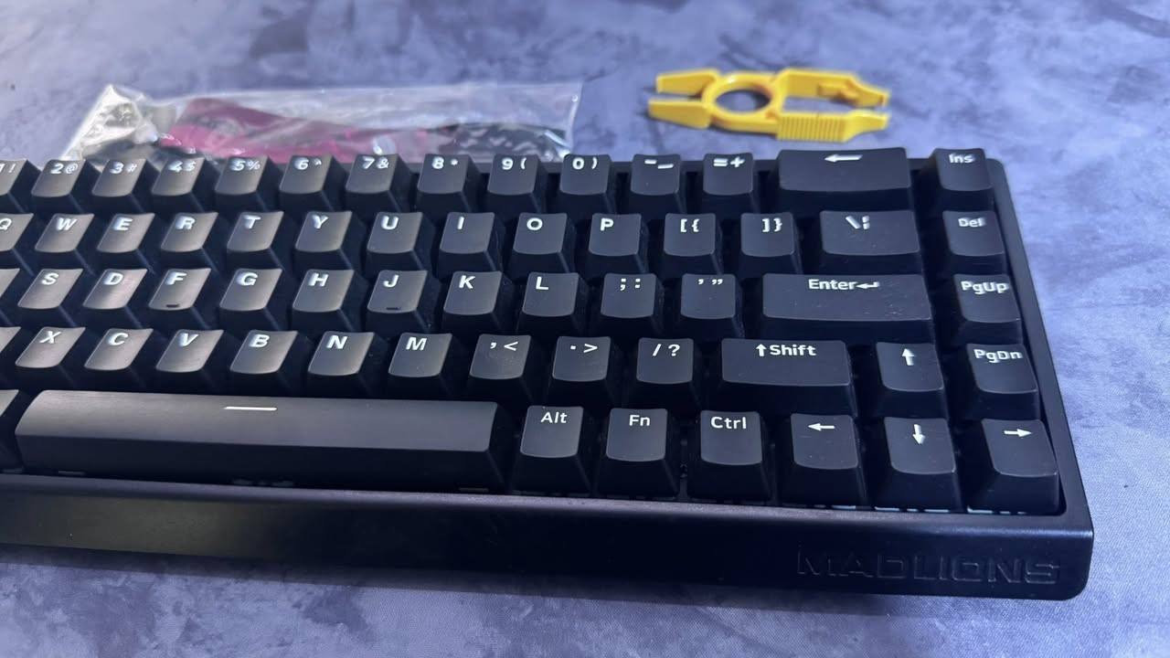 السلام عليكم 
كيبورد  Madlions 68 HE RGB للبيع
كيبورد مغناطيسي و معروف تكدر تبحث عن اسمه و تشوف شنو مواصفات و مميزاته 

الكيبورد مستعمل قليل الصراحة كلش نضيف و مابي أي شي 
كامل ملحقاته موجودة عدى الكيبل مالته ماكو الصراحة 
انطيك وياه كيبل مال غير كيبورد ايضا اصلي  

رايدة ب٤٥ الف
بعد اسعار الكيبوردات المغناطيسية معروفة اغلى من هيج
اذا تحب ارسلك فيديو راسلني و تدلل 
 ***********
