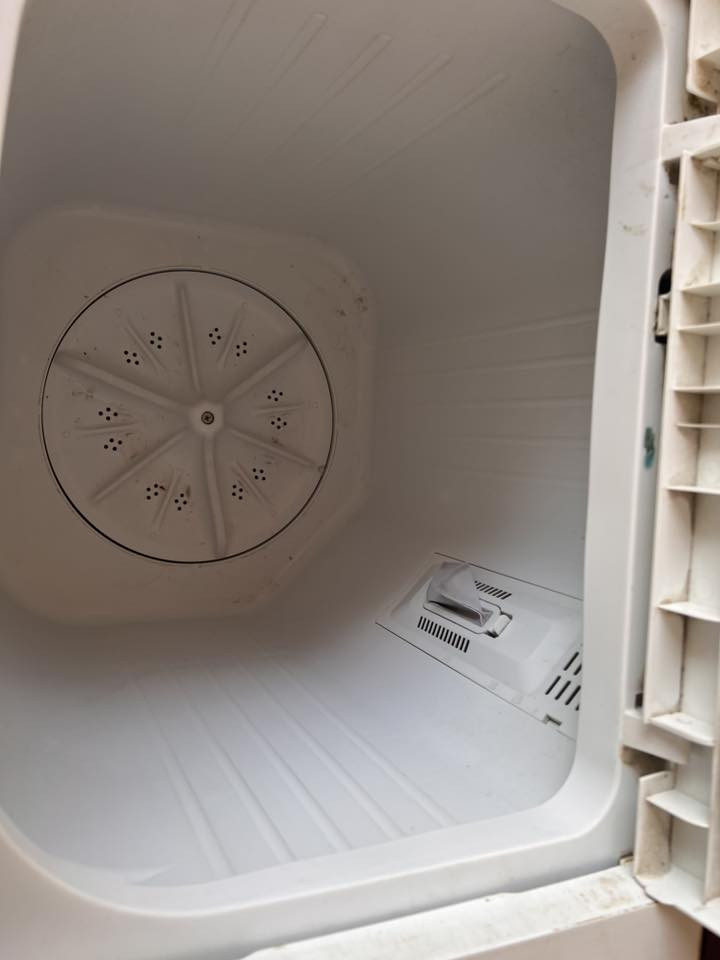 غسالة للبيع اخت الجديده نظيفه وشغاله بس محتاجه واريد ابيعها اريدها ب ١٥٠ اني مشتريتها ب ٣٠٠ مكاني كربلاء شارع ابو طالب للاستفساار ***********
