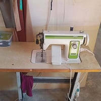 يوجد ماكنة خياطة مع ميزها درجة أولى للبيع نوع برذر السعر 100الف وبيها ...