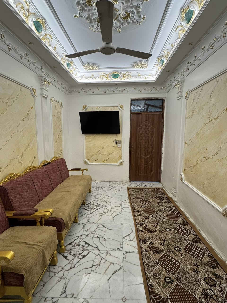 السلام عليكم بيت للبيع منطقة الامين الثانيه اسكينه شارع عشرين نهايته على اليمنة المعسكر مساحتة 75متر بي اتلث غرف اثنين فوك وحده جوه وحمامات اثنين ومطبخ حار بارد وصالة كبيره استقبال امسويلها ديكور جبسن بورد بيت امرتب متصرف عليه اي شي  الواجهية حجر منطقة خير من الله كهرباء ومي ومجاري كل الخدمات موجوده للستفسار الرقم***********
