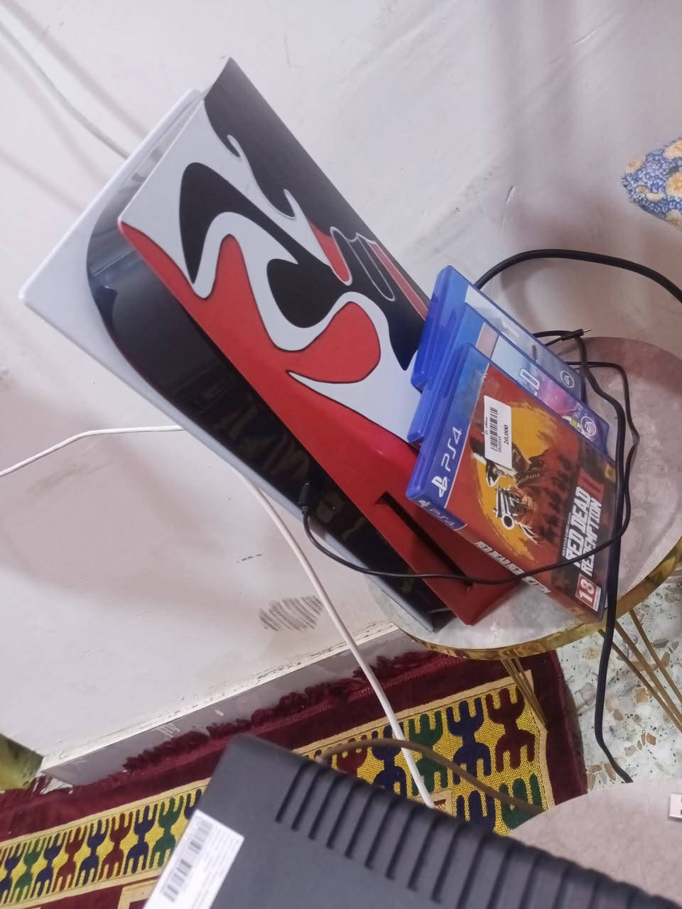 بلي فايف ما مفتوح
مرسوم على الكفر ماله اذا تحب توخر الرسم ب منضف بخاخ و يروح
وياه يوبي اس 1500 
و3اقراص باتل فليد V
وباتل فيلد 1
و ريد ريد دمبشن 2 
ومسوي بيه حساب اماراتي 
ومشترك بيه بلاس 3اشهر فاخر  ينتهي تاخرت الاشتراك يوم 2026/3/19
ينتهي منزل بيه العاب 
او مراوس ب ماكس عدله رقمي *********** سعره620
