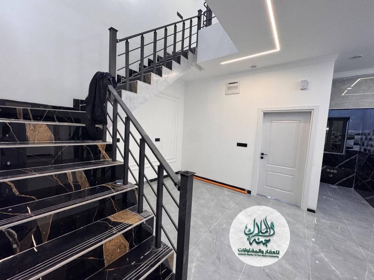 دار للبيع من طابقين بناء حديث Zeroفول ملكي مبني بأحدث المواد والمواصفات الهندسية ارضيه مرمر مغربي فول 
الكهرباء نظام فوتو سيل  دبل جام نظام طاقه شمسيه نظام تبريد مركزي نظام كامرات 
فول مواصفات طابو ملك صرف بأسم شخص واحد 

المساحة :- 115متــر واجهة 8 متـــر  

الموقع:- كركوك طريق بغداد قرب مطعم صويا والجبهة التركمانية ثالث عقار من الشارع العام  في منطقة من ارقى واجمل مناطق كركوك 

حيث يحتوي الطابق الاول على استقبال وهول وغرفه نوم 🛌 مطبخ حار بارد وصحيات ومناور وكراج سيارة 🚗 
والطابق الثاني 2 نوم حمامات وبلكونات عدد 2 ذات إطلاله جميله وسطح أول وثاني 

للمزيد من المعلومات والاستفسار التواصل معنا على الأرقام ***********
***********
او زيارة مكتبنا الكائن في كركوك

الفرع الاول طريق بغداد قرب اسواق غندوره

الفرع الثاني حي عدن مجاور جامع تحسين صوراني
