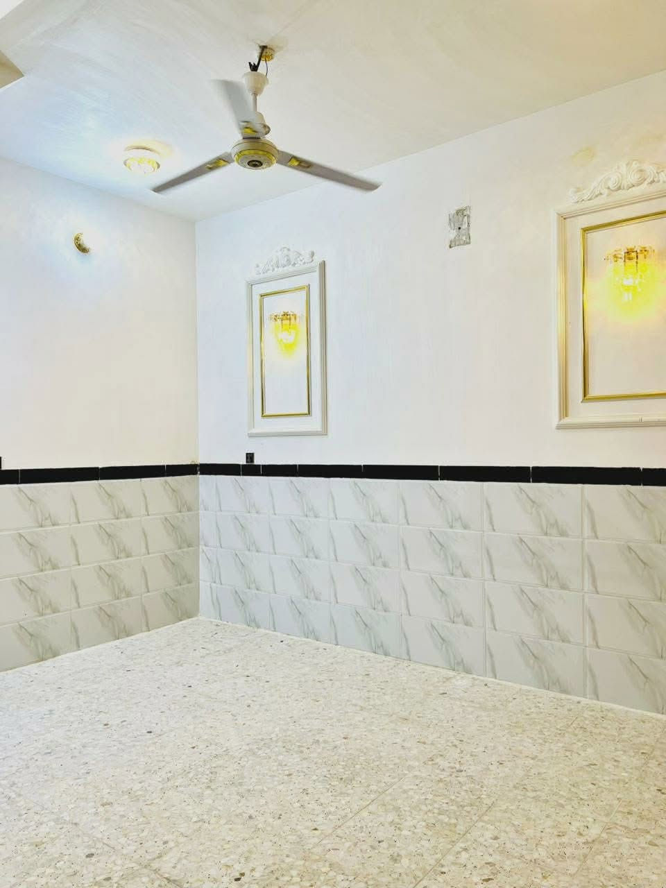 يا الله  بيت  البيع    🏡   100 متر
طابق  ونص
النداء  منطقة  52
 شارع المجمعات   عامود  54   البيت 
    شغل درجة اولى  شارع البيت   10 🛣 متر  مفتوح علا شارع   60  🛣 البيت  غرفتين 🛌 صاله عدد  2 مطبخ وستغبال وصحيات داخليه وخارجيه
السعر نتصل وتدلل ويوجد واتساب
ابو حسن     📲
***********
