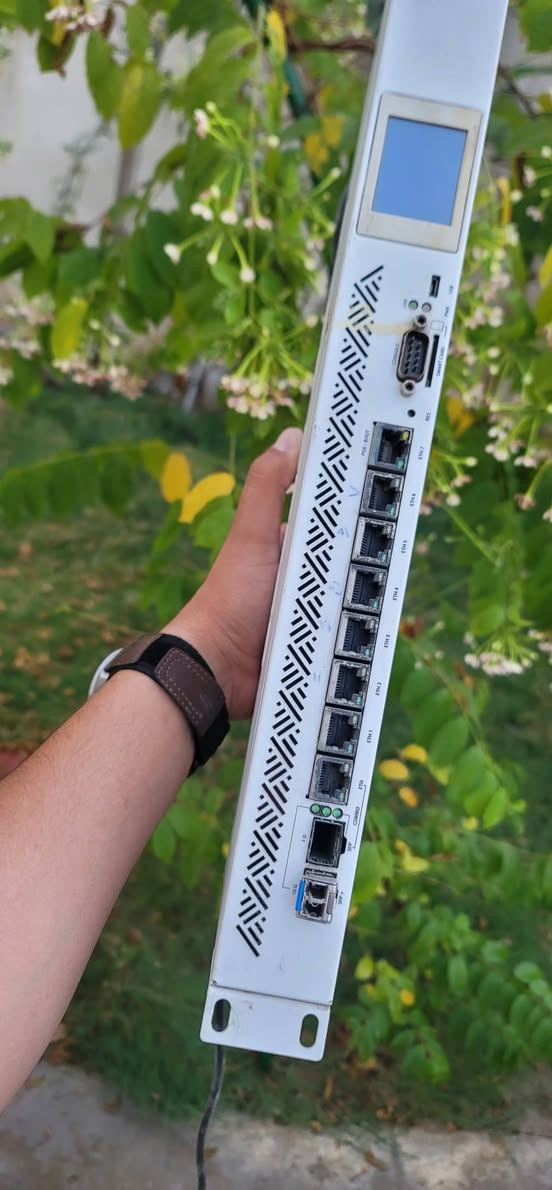 هاب كلاود كور 1009 بلص مع SFB
 فقط مصلح البور مالته وشرط الفحص وضمان الشتغيل
السعر ٣٥٠ 
 عنواني بغداد الشعب 
للتواصل ***********
ويوجد ايضا سكترات وروكتات ٩١٢ 

؟
