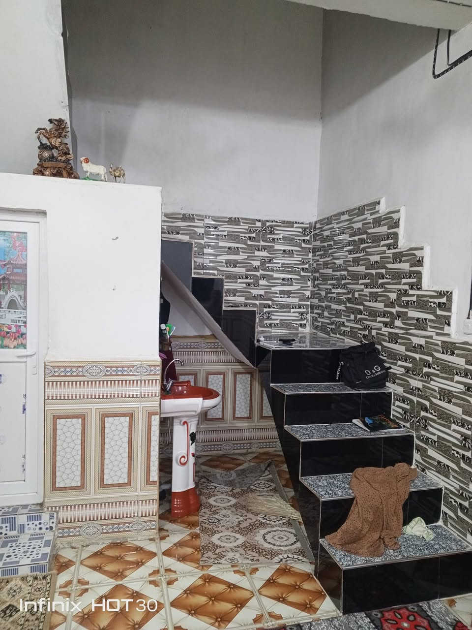 سلام عليكم الدار للبيع مساحة 156 متر يتكون من غرفتين نوم حمام و مطبخ و صاله و ستقبال و صحيات و متواجد على فيس تصل هذه رقم الهاتف *********** مكان بلدروز خلف جامع الخلفاء الراشدين
