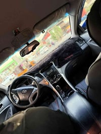 سوناتا2013 بيها قطعتين فقط  بدون دواخل  محرك السياره 2400gdi معلايه كا...