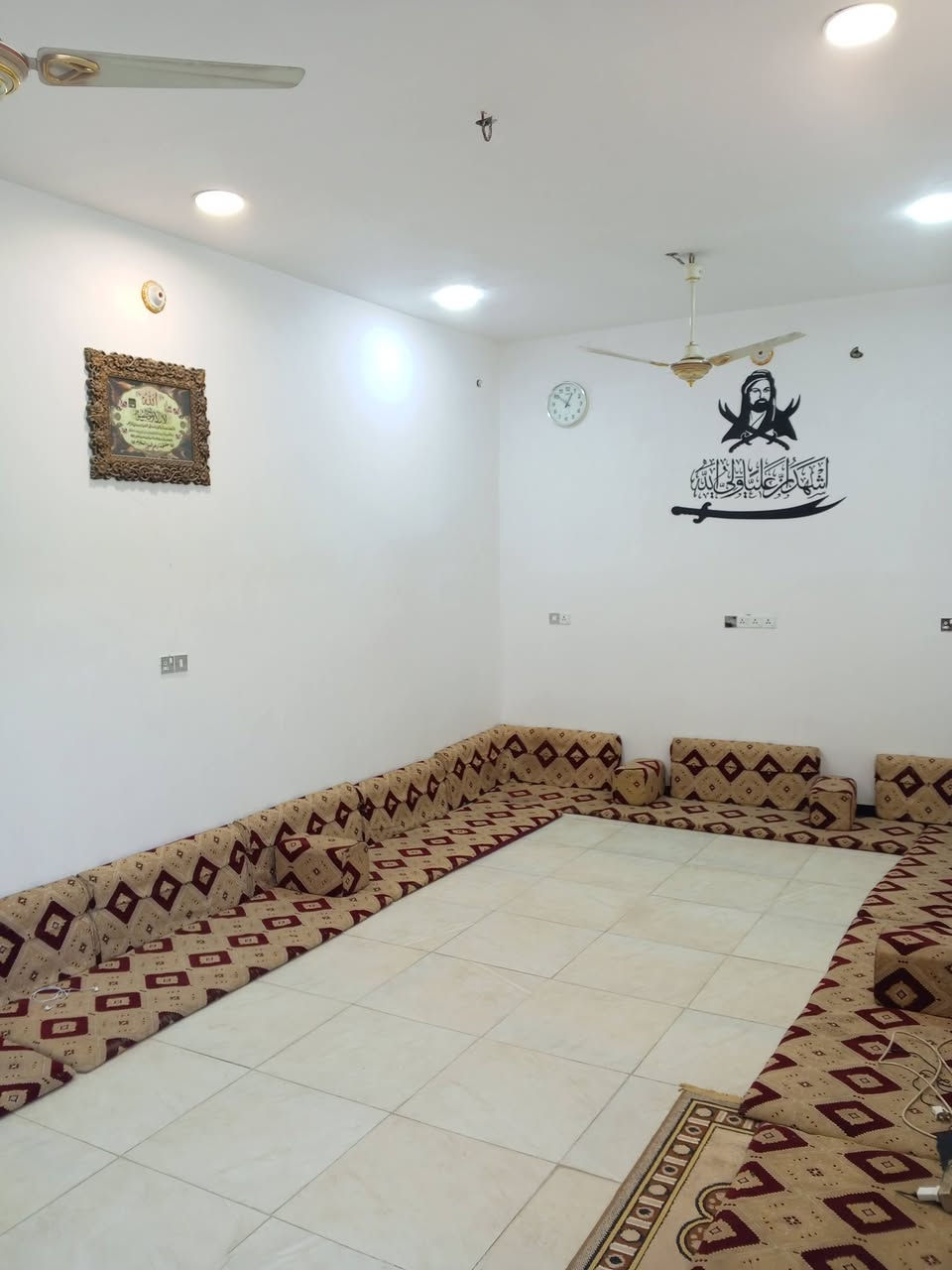 الدار للبيع
• مساحة الدار 200متر مربع طابو صرف  بناء جديد طابقين .
• يتكــــــــــ البيت من ـــــــــــــــــون.
• استقبال وصالة وغرفتان نوم ومطبخ وصحيات للداخل واخرى خارجية للضيوف.
• الطابق الاعلى غرفتان نوم وصاله وصحيات 
• البناء حديث طابوق وكونكريت .
• منطقة جديدة حيث يقع البيت على ساحة وشارع عرضه 15متر
•مع العلم البيت مطلوب اسكان45 مليون يحول الاسكان للمشتري سعر كلي 220 مليون وبي مجال
• العنوان / ناصرية شارع سديناوية الكناهره شهداء حشد شعبي 
للاستفسار الاتصال ***********
