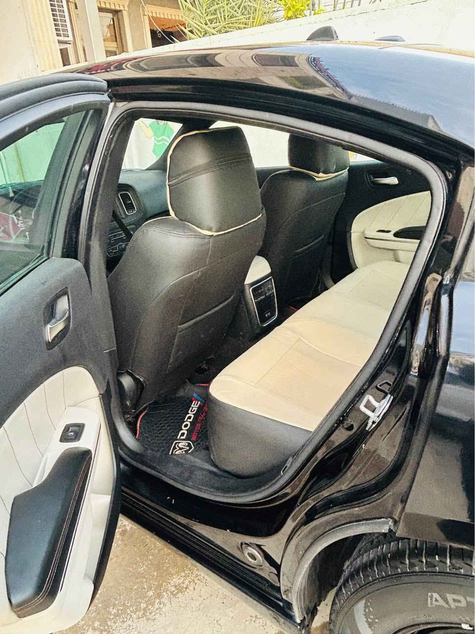 دوج جارجر بولسي فور ويل مديل 23 
بدون ايرباك جاملغ خلفي صبغ وقبق جنطه مبدل نفس الون 
سياره جديده معنه الكلمه 
لات زنون بلادي رادارت خلفي وجانبي 
كشنات جلد السياره ماشيه 40 الف ميل 
العنوان بغداد القاهر 
***********
السعر. 215 وبيه مجال قليل بغداد, العراق
