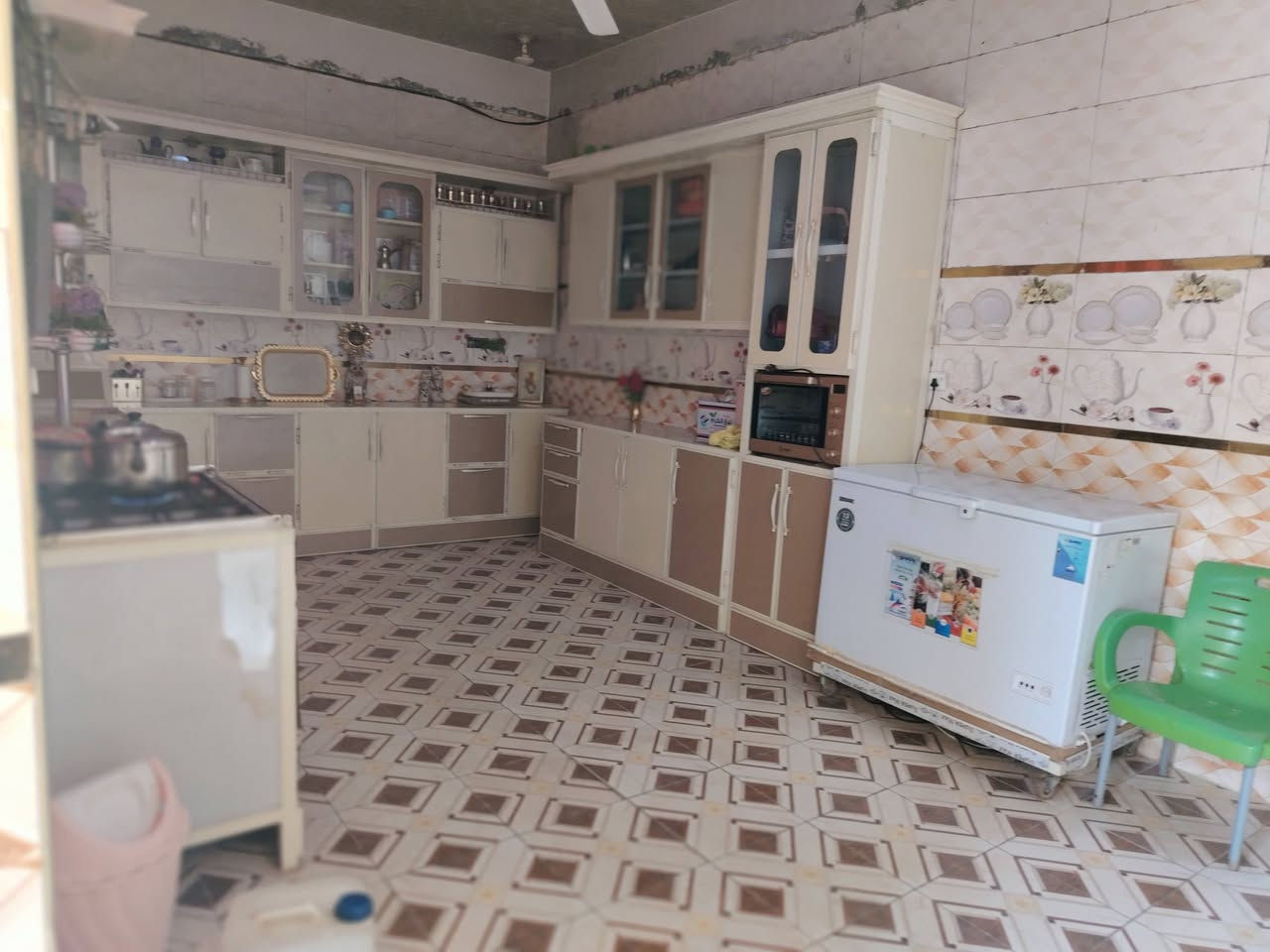 أعلان بيت للبيع الجربوعيه الاولى عل سايدين خلف صيدليه الرازي  مساحه 300 مسلح كونكريت  طابقين  الطابق الاول صحيات خارجيه طارمه كبيره حديقه  استقبال+مطبخ +صاله وكندور + غرفتين + صحيات داخليه  

. الطابق الثاني صاله + 4 غرف عايزات تشطيب + حمام  

للاستفسار  اكتب تم او مراسله الرقم ***********
