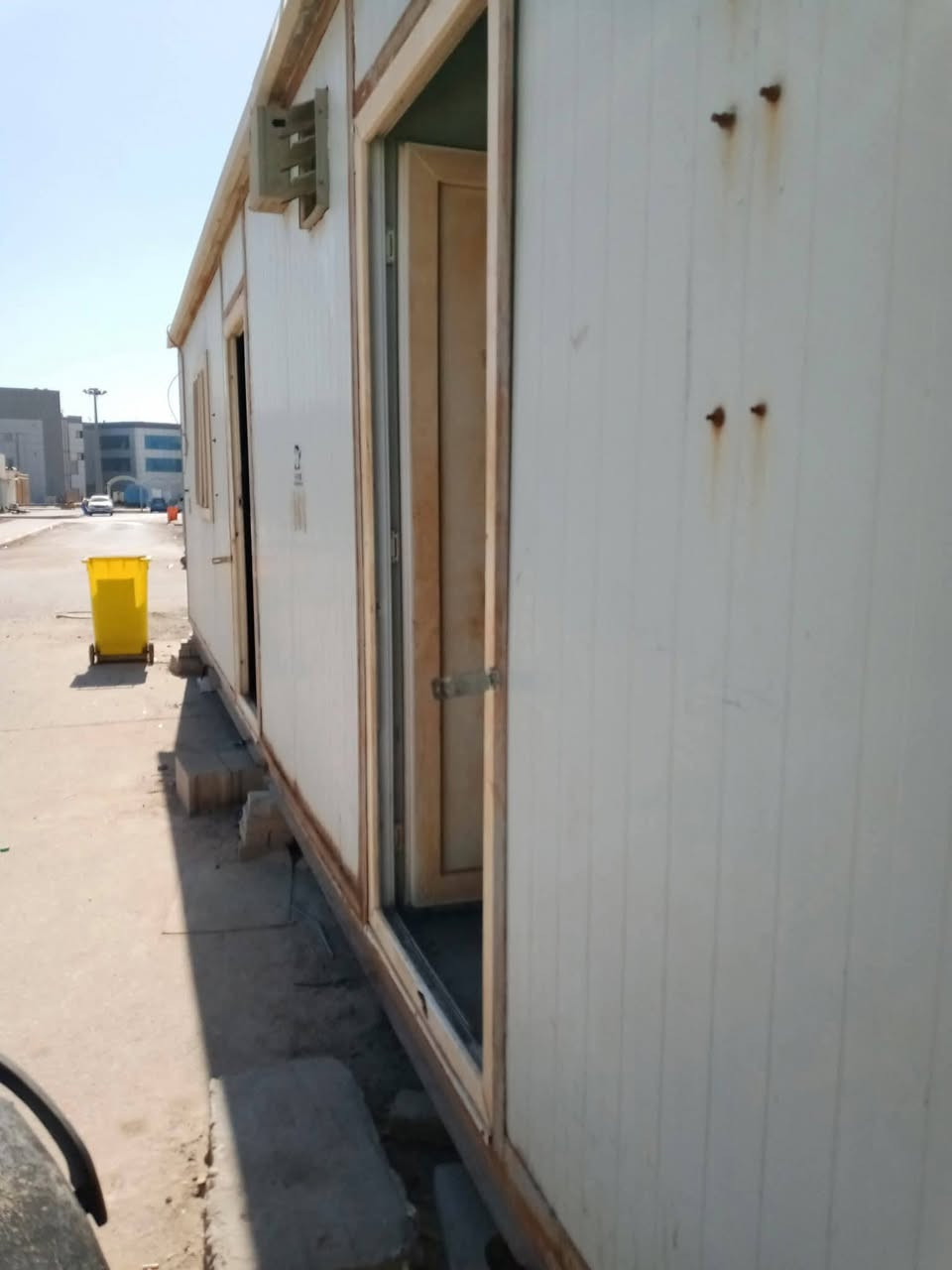 كرفانات عدد 2واحد 7متر وثاني 12متر مكانهن بصره كل كرفان يختوي على غرفتين وداخل كل غرفه صحيات
***********
