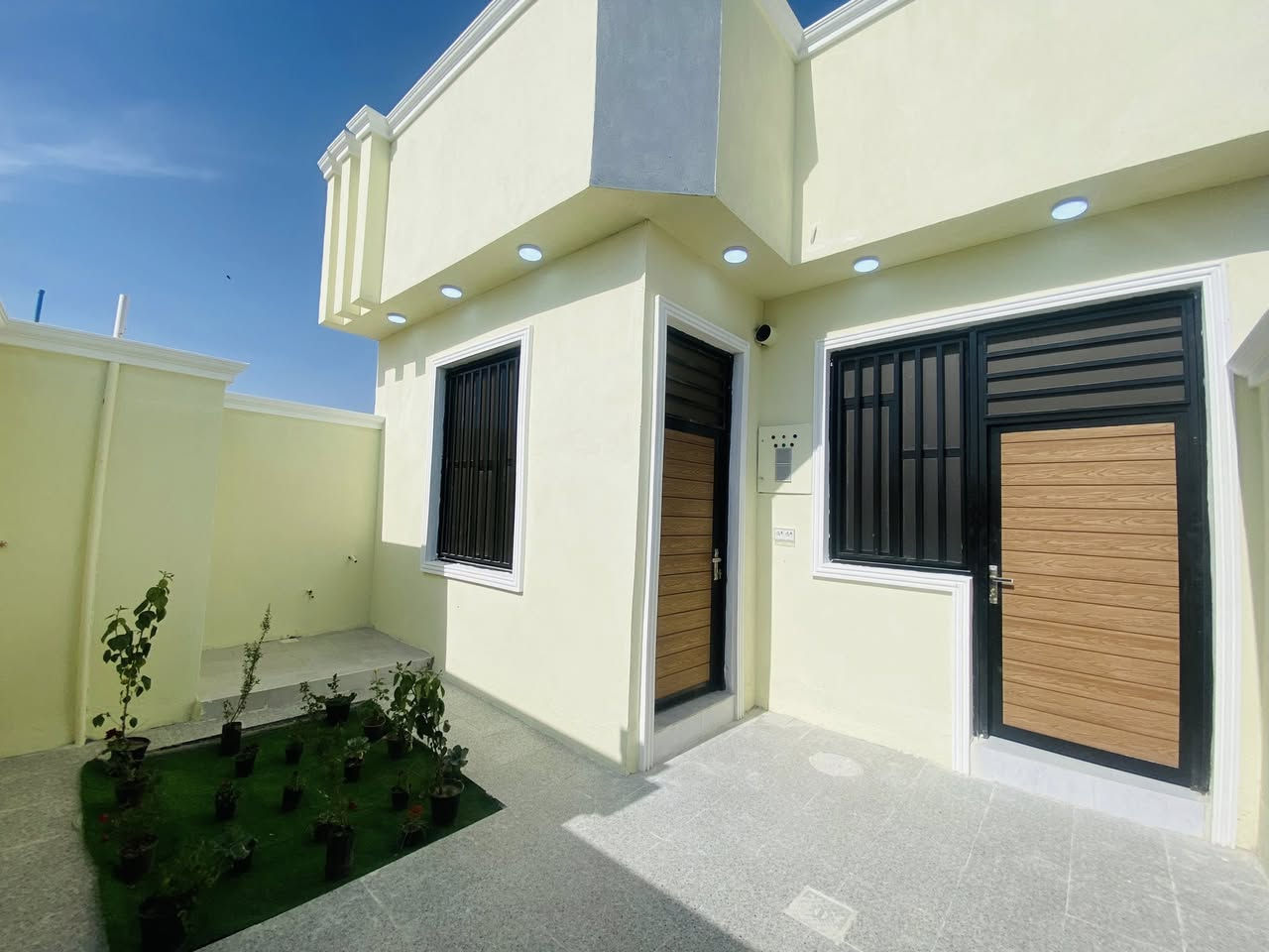 بيت جديد مساحته ١٥٠ متر
في منطقة الريان طابو صرف زراعي 
يحتوي على
 مطبخ ٣.٥ ✖️ ٣.٥
ديوانية ٥.٥ ✖️ ٤.٥
غرفتين ٥ ✖️ ٤ و ٤ ✖️ ٣.٥
حمام ٢.٥ ✖️ ٢
صحيات خارجية 
حديقة خارجية و كراج وصالة كبيرة 
البيت جديد باكيت سيراميك درجة اولى هندي بيبان وشبابيك كلهن تفصال بناء درجة اولى شارع ٨ متر 
السعر ٧٨ 
*********** للاستفسار
