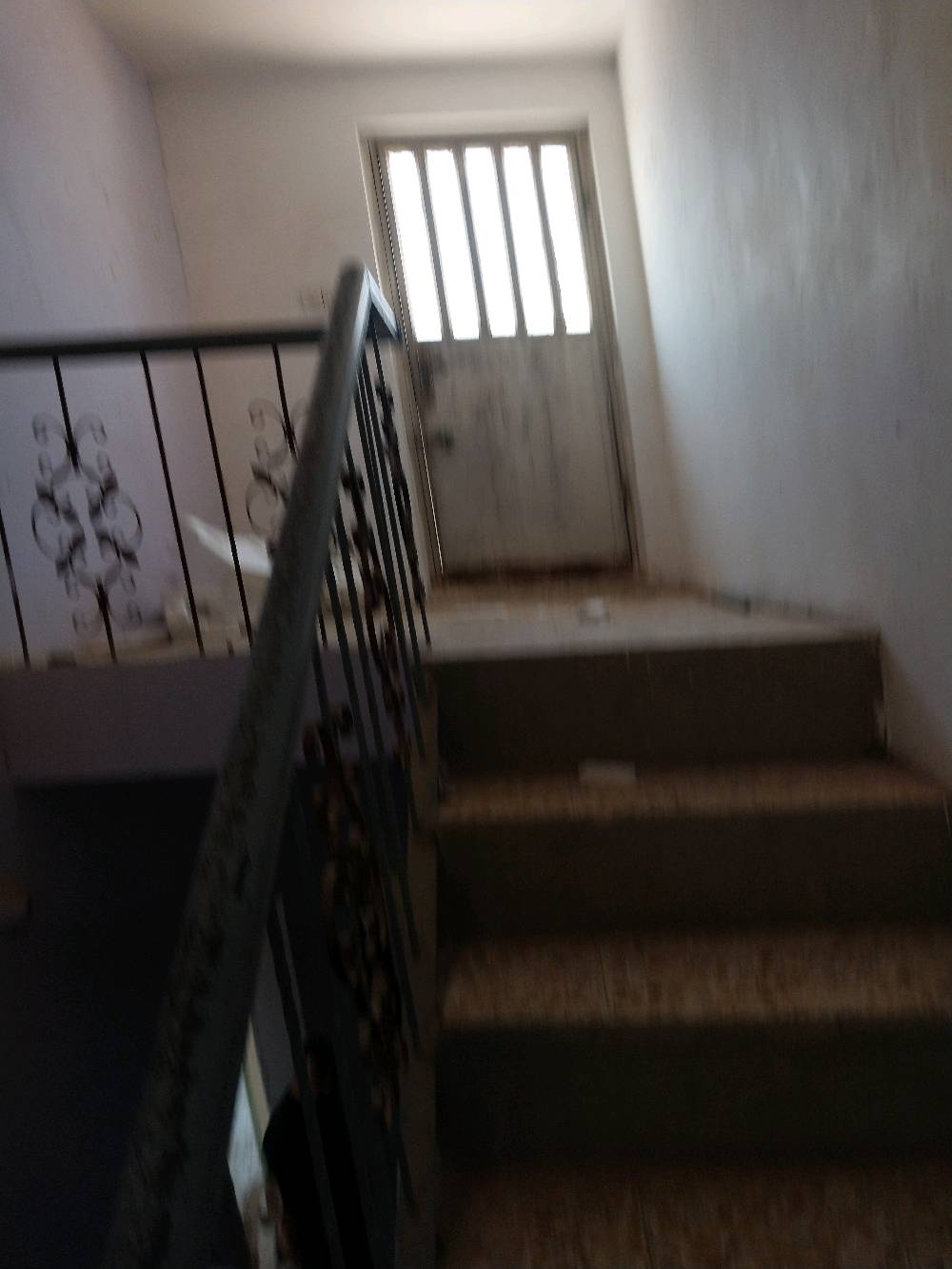 طابق ثاني للايجار بغداد الزعفرانيه الربيع الشارع العام قرب الشركة الخفيفة خدمات كامله السعر بالاتفاق ثلاث غرف كبار وصاله مطبخ حمام  مخزن صغير بيتونه واسعة وسطح كبير جدا امانه البيت نفه واسع بالكونه علشارع
شكد الإيجار الشهري بالضبط، وبيه مقدّم/تأمين لو بس بالاتفاق؟: 
٤٠٠ بدون مقدمه وبي مجال بالاتفاق
الطابق الثاني هذا مناسب للعوائل لو للطلاب/العزاب همين؟ وشنو شرط السكن عندك؟: 
للعوائل او مخزن
بيه عداد كهرباء وماء منفصل لو مشترك؟ ووجود المولدة/الإنترنت متوفر لو لا؟: 
كهرباء وطنيه وسحب وماء منفصل وتانكي مي وماطور مي
البيت يحتاج تصليحات أو تنظيف قبل السكن، لو جاهز مباشرة؟ وإذا أكو، شنو الأعمال المطلوبة؟: 
جاهز مجرد تنظيف بسيط بالمكنسه الكهربائيه من الاتربه
تگدر توضح رقم المنطقة أو أقرب معلم أدق حتى يعرفون المشترين/المستأجرين مكانه بالضبط؟: 
شارع الربيع العام بالزعفرانيه قبل شركة الهلال 