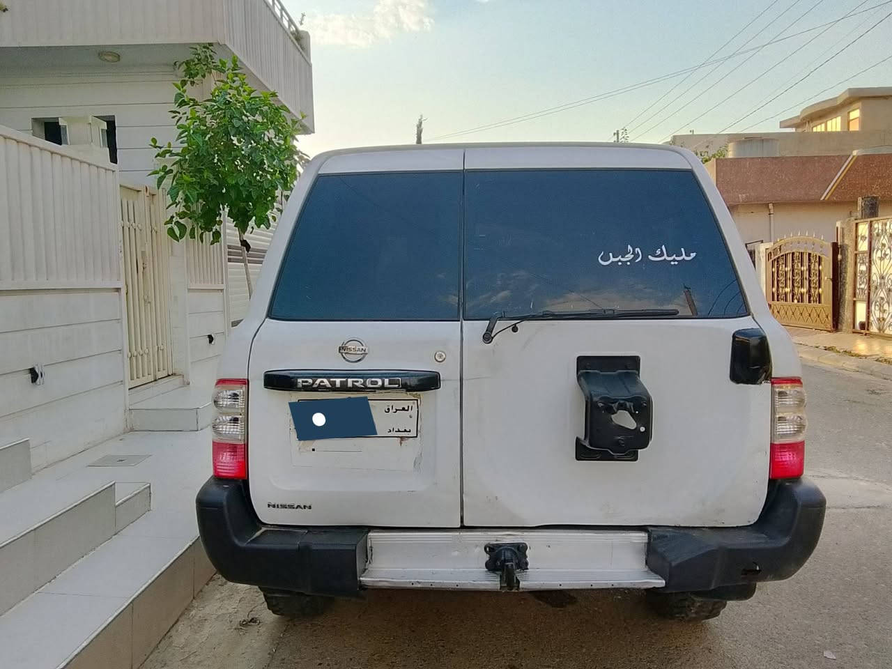 بەناوی خودای گەورەو میهرەبان 
ئەم کەڵەم بۆ هێناون شتێکی تا بڵێی جوانو هەرزان 
مۆدێل 2002محەسەن
ئارمە سەیارەکە 
گێرو مەکینەی بەشەرت 
ئەکسل پێشو دوای بەشەرت 
دەبڵ گێر قورسو سوکی ئیش دەکات
چوار تایەی جەبەڵی لەژێرە  قابیلی دەشتو شاخە 
مەکینەی و گێری بەشەرت 10 فیتەر 
چوار مکەبەرە و جام کارەبا 
کارەبای بەشەرت 
کامل کاتم کراوە کاتمی 3سانتیم ئەستور 
سەیارکە  پەڵە پەڵە بۆیاغی هەیە من بەحیزام دەیفرۆشم 
سەقفو شانی قەترە بۆیاغی نیە 
ماشااللە لە توندو تۆڵی ماڵەکە 
ماڵی فەقیر 
کابرێتەی تازە پاک کراوەتۆ جەدی بچوک کراوەتەوە بەنزین هەرناخوات لەقوەتی خۆی بێزارە 
کوشنەکانی نەتەقیون 
لەگەڵ موشتەریش ئەسازێین فرۆشیارین 
ناونیشانمان چەمچەماڵ 
تەنهاو تەنها فرۆشت 
*********** 
***********
