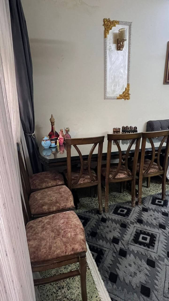 السلام عليكم 
ميز طعام خشب تركي صاج درجه اولى 
مع 6 كراسي دوشمه مال كراسي ديباج 
وقويات وعمليات ما بي اي كسر بي جامه 
فوكه تنشال يتنضف وترجع
الميز مساحته جدا جبيره وحلو ومرتب 
السعر 300 الف بي مجال بسيط 
العنوان بغداد الكرخ 
الاستفسار *********** واتساب
