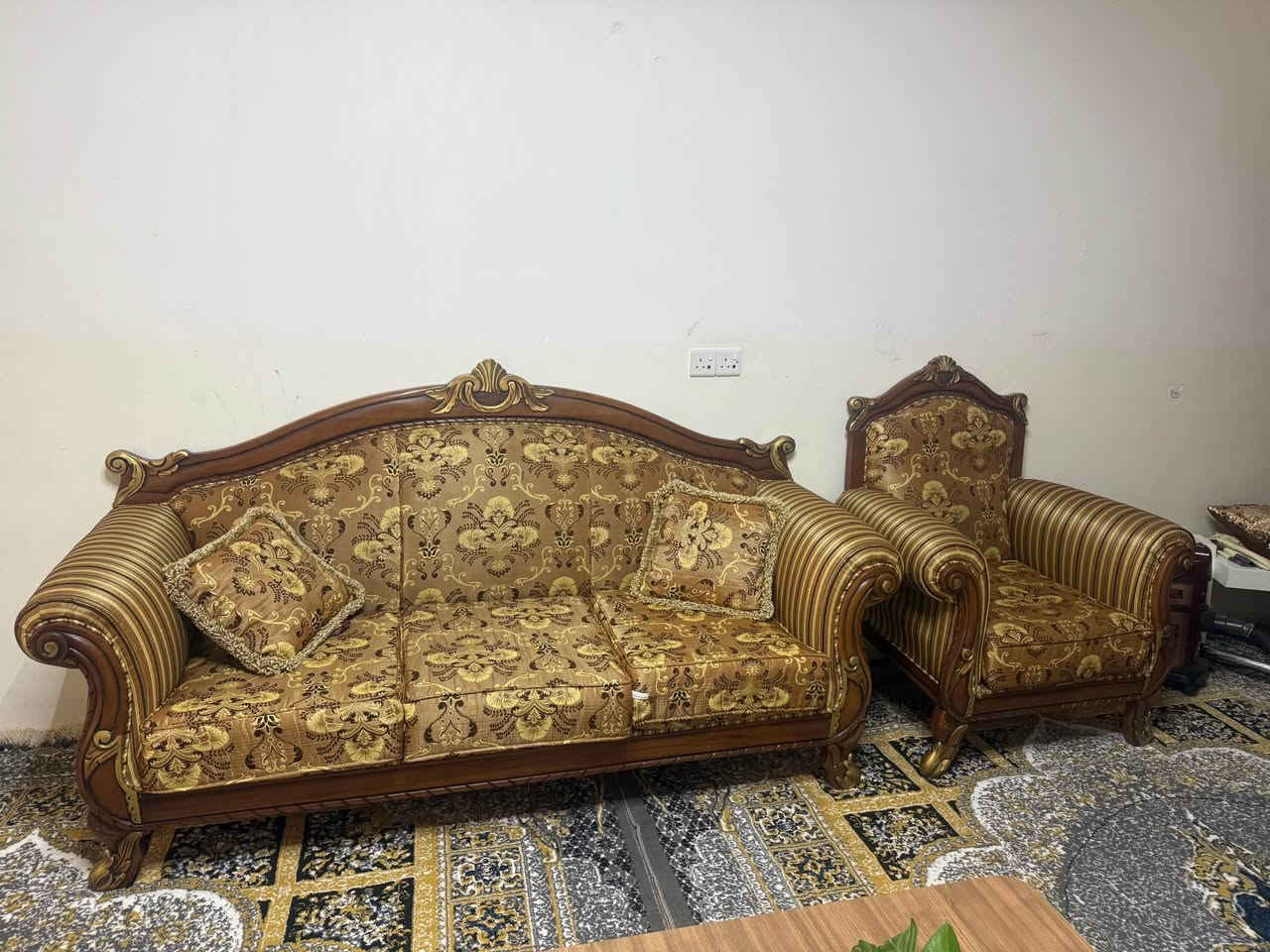 قەنەفەی کلاسیکی تورکی بۆ فرۆشتن زۆر زۆر تازەیە شوختی پێوە نیە نرخی ٥٥٠٠٠٠ هەزار و معامەلەیە لە سلێمانیم 
*********** السليمانية, العراق
