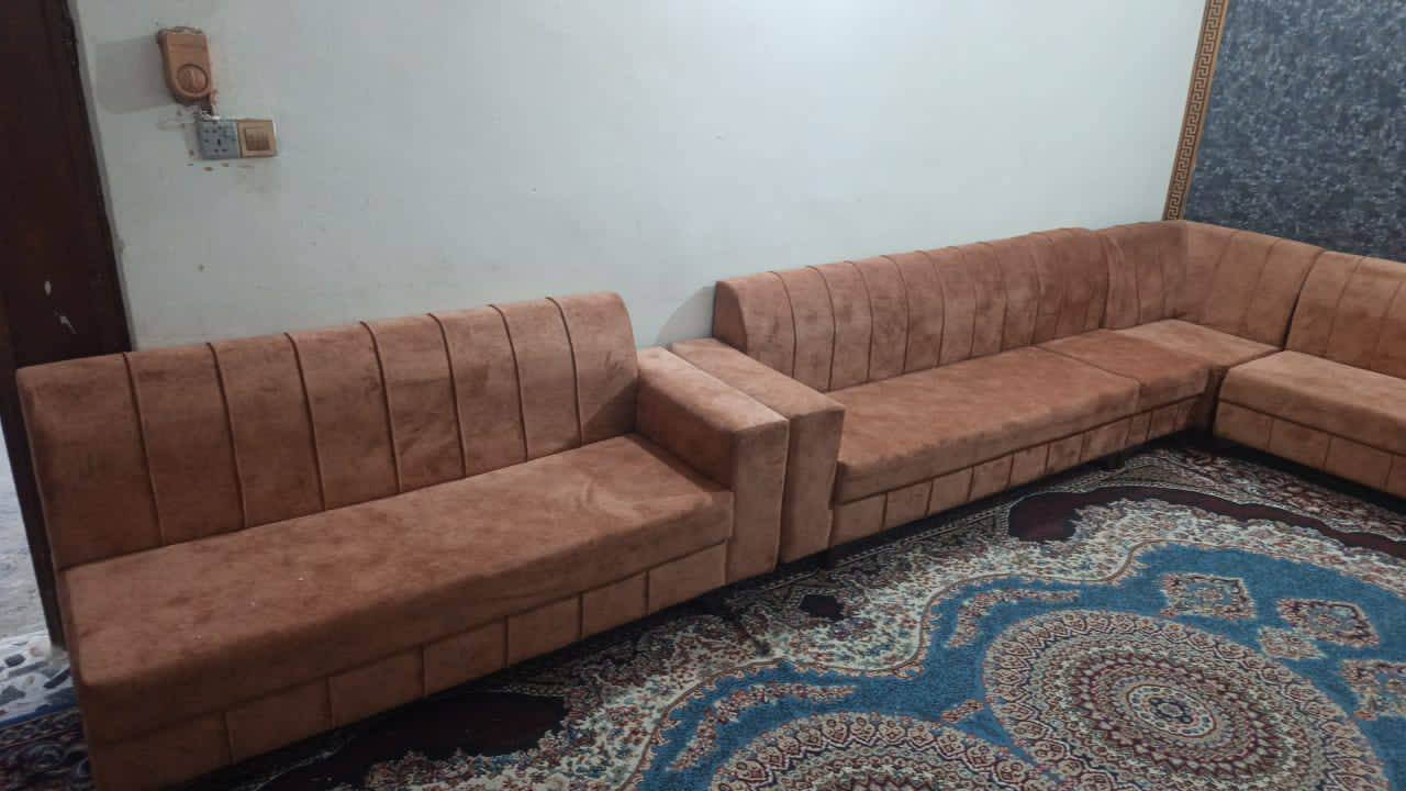 سلام عليكم  تخم لبيع العدد ثنين الوحد 10 مقعد السعر ٣٥٠ وثاني 250 وياهن ميز بلازما ***********
