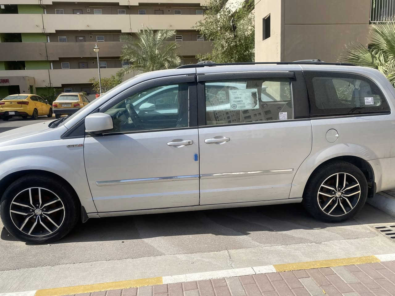 السلام عليكم 
دوج كرفان 2009 وارد امريكي كلين بدون حادث بدون تبديل بدون صبغ فقط بعض الشخوط موضحة في الصور والسيارة متروكة بسبب المرض .
سونار موجود ماشية 136 الف رقم بغداد دولي فول مواصفات ابواب كهرباء ثلاث قطع تبريد كشنات منفصل سبعة راكب كرسي السائق كهرباء بريك ويل كروم فرس بالسقف 3 شاشات لد ليلي محرك 3800 مكان السيارة مجمع بسماية 
السعر المطلوب 120 بيها مجال حك الجية للاستفسار الاتصال ***********
