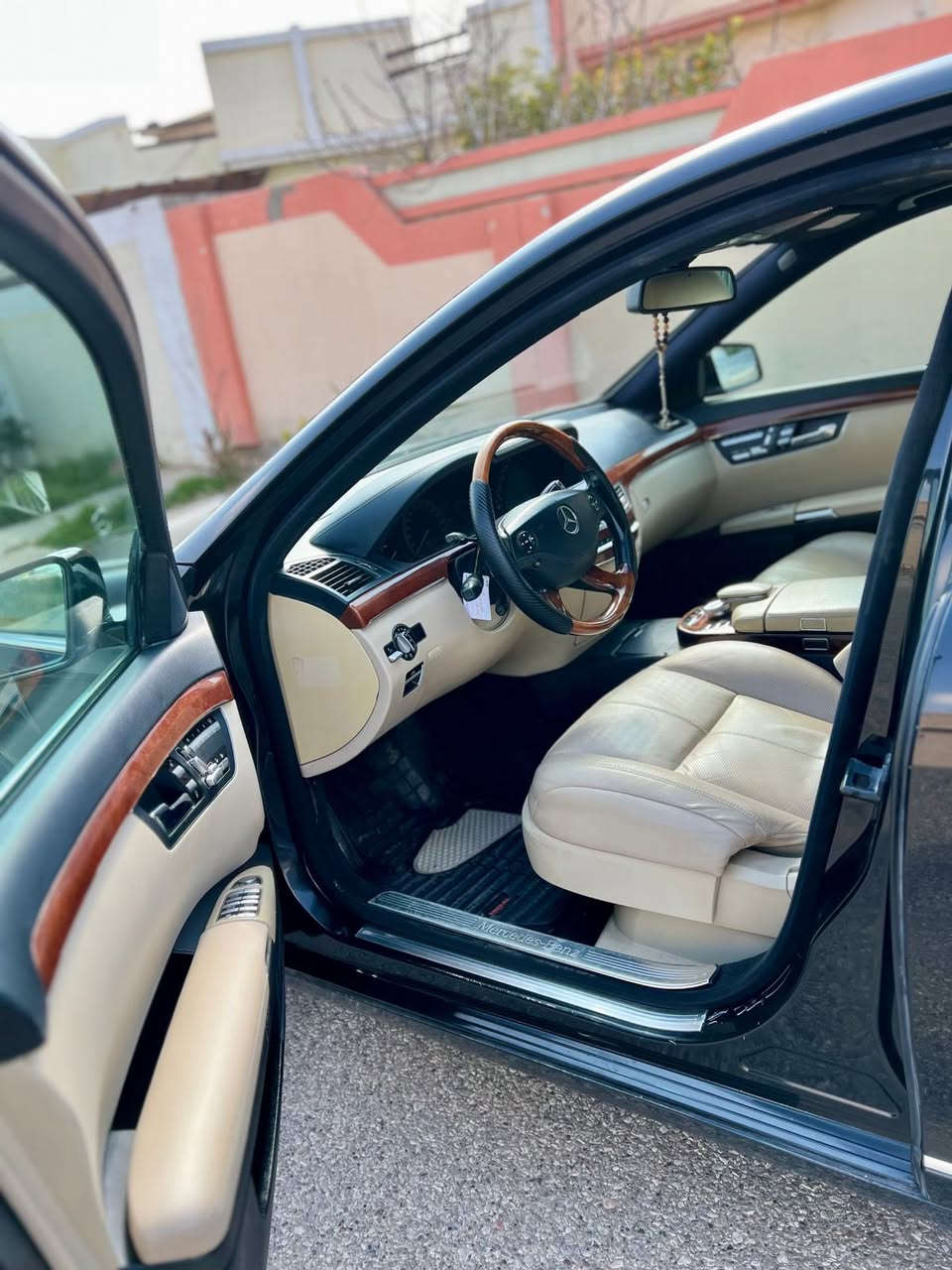 السلام عليكم 
مارسدس350sموديل 2009 
خليجيه 
ابواب شفط سلايد تبريد امامي 
خلفي منفصل 
خمس بردات جوبلسات 
ناضور ليلي 
جنطه شفط كهربائيه
معروفه بقيه المواصفات 
صدر امامي خلفي جديد 
كير مكينة شاصي لغود مكفولات 
تخم تايرات ودسكات جددد 
سنوية جديدة باسمي تحويل مباشر 
السياره بيها صبغ كلير بنيد وهلال جاملغ الخلفي فقط بدون معجون
السعر 200
***********
