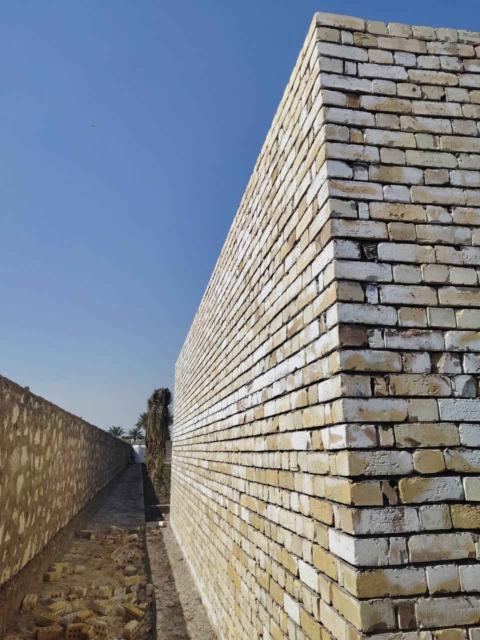 السلام عليكم خلفه بنا درجه ولا بل نجنف فقط ***********
