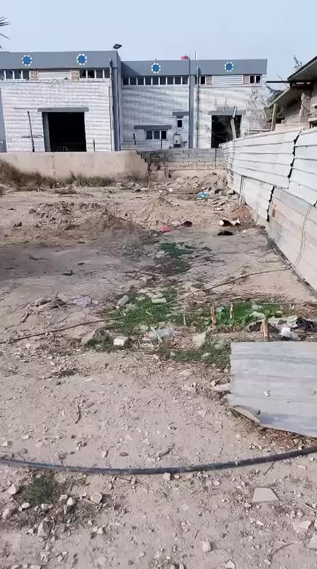 السلام عليكم 
قطعة أرض للبيع 
طابو زراعي سند ٢٥ .
المساحة :- 100م/ الواجهة ٥ نزال ٢٠ .
الموقع :- الدورة/ مجمع الطالب السكني/مقابل محطة كهرباء الدورة .
السعر  :- 75 مليون  .
ملاحظة :- القطعة مسحوب إلها ماء والمجاري والكهرباء قريبة منها .
التواصل :- مع صاحب القطعة على رقم الموبايل/ ***********
وادناه تصوير فديو يشرح تفاصيل قطعة الأرض.
