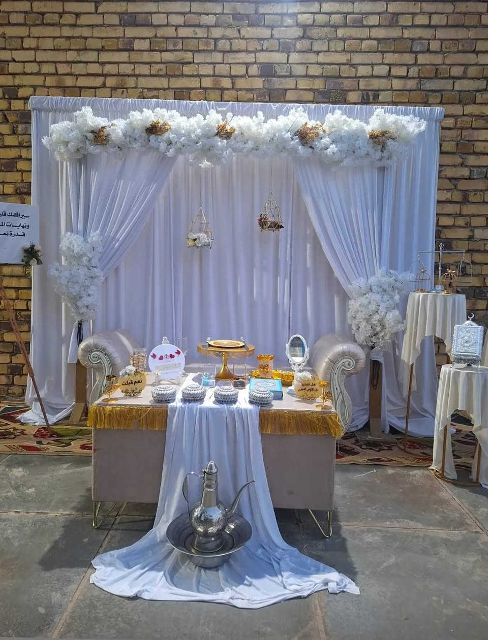 بيع 
نشتغل كوشات كامله وجاهزه كل التفاصيل وياها يعني عليك فقط الشد  
كوشات مع ميز متكامل وقنفه وطبلات جانبيه اي موديل وتصميم نشتغله مثل ماتردون مع جميع التفاصيل واسعار مناسبه جدأ
للحجز ***********
