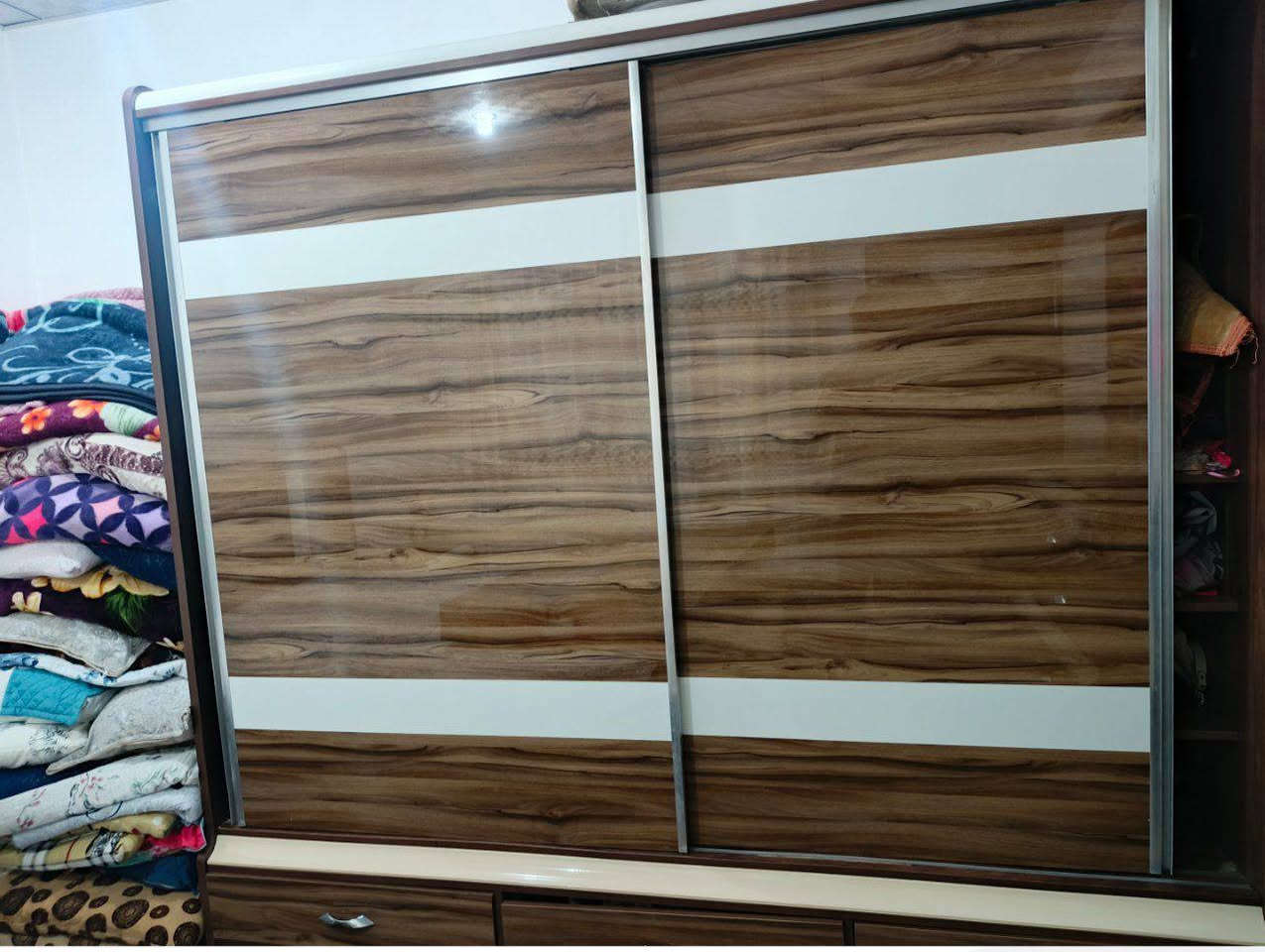 غرفه للبيع تركيه نضيفه يراد لها بس تبديل سكه جرار مكان مجمع  ماموستيان  شارع 150مسعرها 225 الشراي يرجئ اتصال ***********
