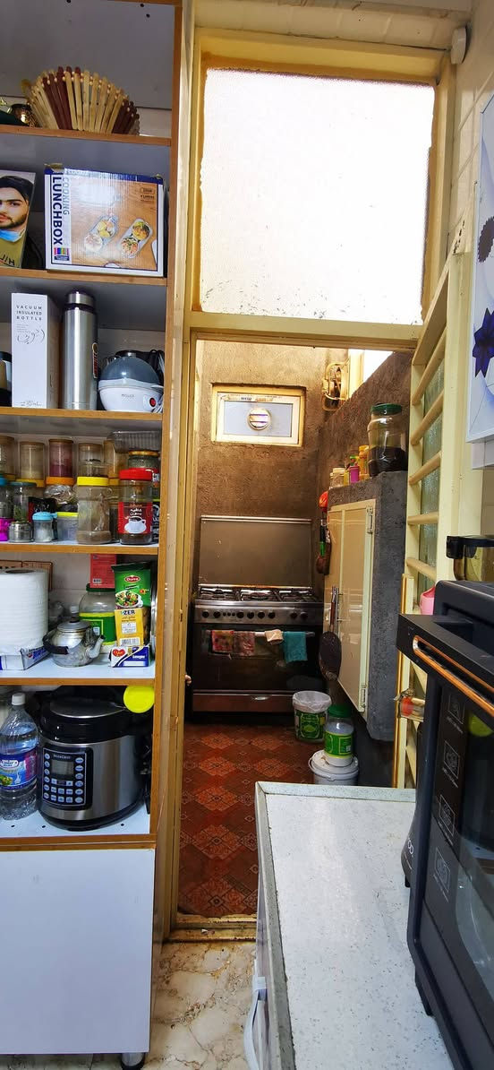 السلام عليكم 
دارين مساحه الاول 180 ركن شارع والثاني 170 متر خلفه مباشرتا عقد محكمه 25  كل دار يحتوي على استقبال وصاله وغرفه ومطبخ وصحيات داخليه وخارجية مع كراج وحديقه العنوان المعملجي خلف جامعة الصفوه يبعد عن الحولي الجديد 20 متر تقريبا  ويبعد عن شارع الروضتين 250 متر منطقه جيده
السعر الكلي للدارين 600 مليون وبيهن مجال قليل بيع او مراوس بدونم او نص دونم بيه بيتين قريب داخل كربلاء للاستفسار 

***********/***********
