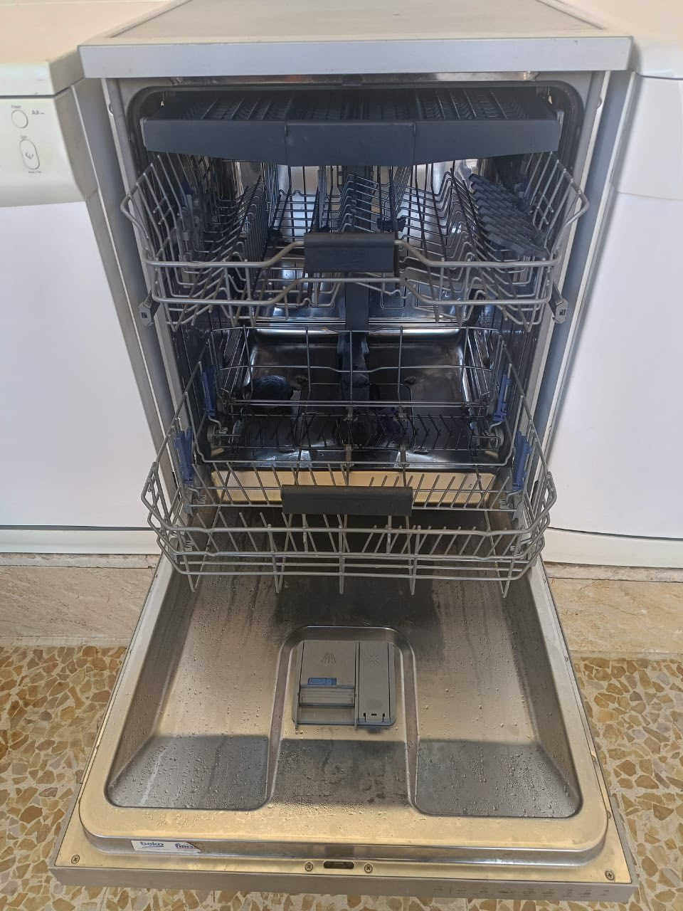 غسالة مواعين للبيع
١٥٠ الف 

حي الانتصار شارع 60. اول فرع بعد السيطره عاليسار من يم الحصو والرمل قرب الصناعة 
***********
***********
