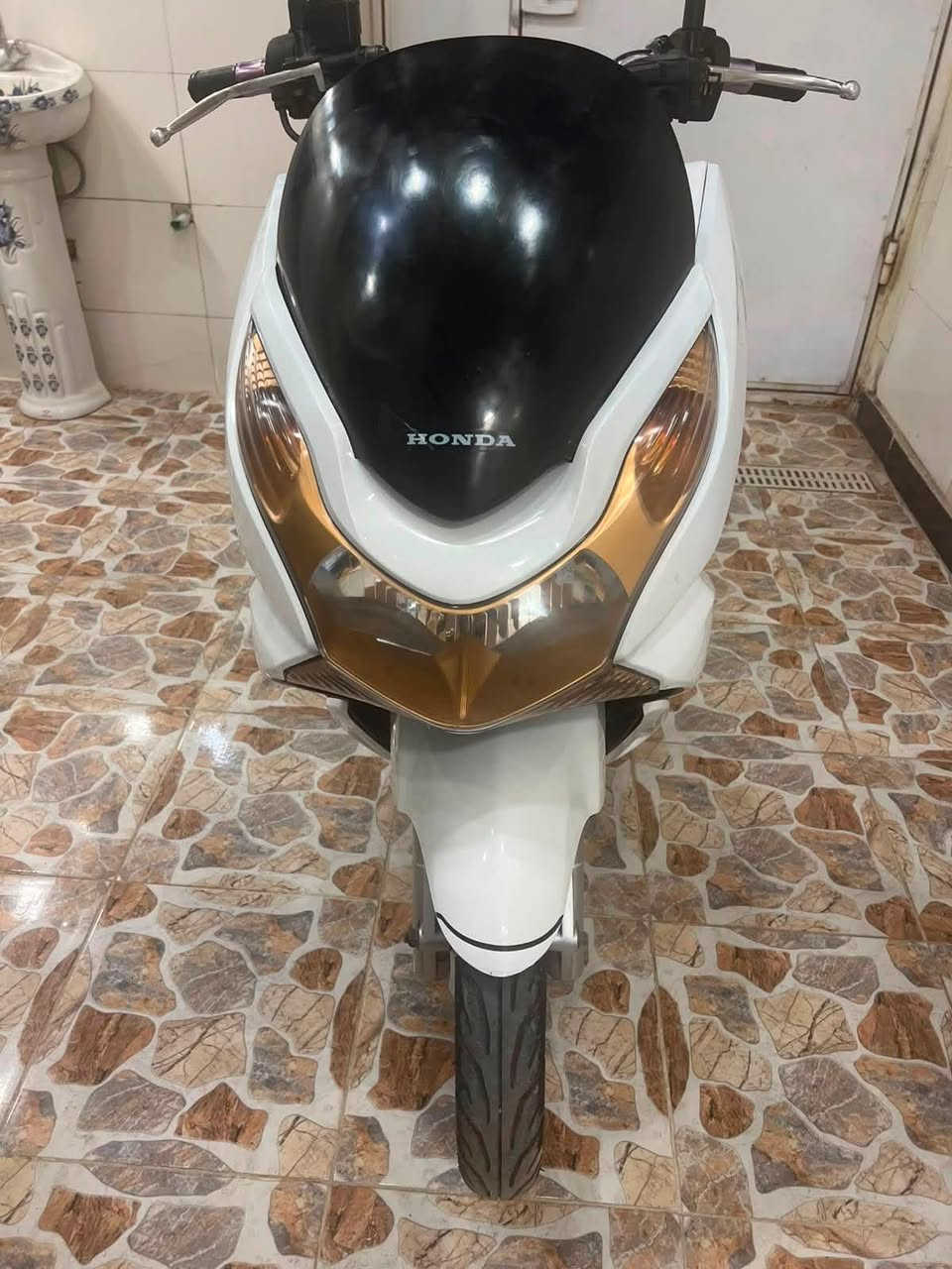 سلام عليكم PCXجيل اول 125دراجه مكفوله بس الكفر جديد كدامك والباقي مكفول نعومه شلعه معدل ماشيه 25كلها شغاله سعر 1400مليون واربعميه بيهه مجال بسيط مكاني مدينه الصدر رقم ***********
