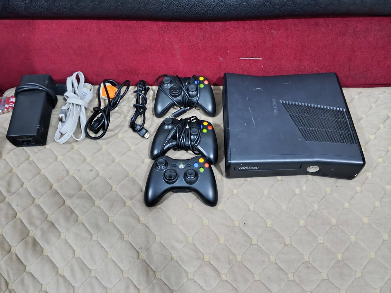 السلام عليكم اكس بوكس 360 جديد مستخدم 5 مرات تلاثه جوستك غراضه كامله جديد المكان بغداد مدينه الصدر رقم الهاتف *********** السعر 🔇190 وبي مجال
