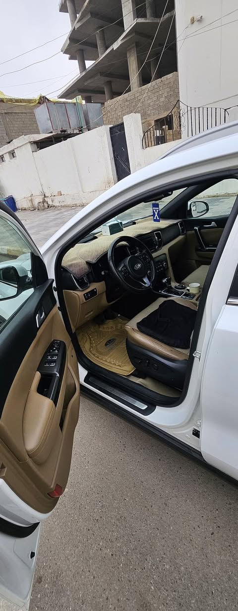 كيا سبورتج 2017 خليجي
مكفولة من الصبغ والضربة 
السيارة بيها بارد بسيط باب الخلفي اليمنه
سيارة بصمة وداخل بيجي جلد لونين مري شفط وتبريد قطعتين وكشنات كهرباء 
السيارة فول مواصفات عدا فتحة البانوراما
ماشية 108الف  كيلو 
ب185 ورقة بيها مجال بسيط

للتواصل ‭0784 228 8299‬
