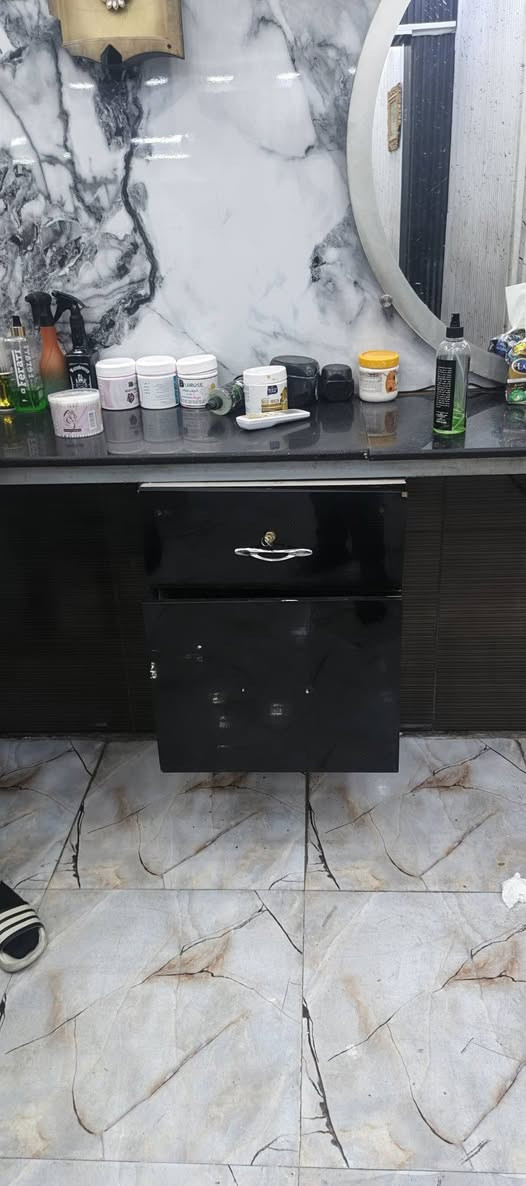 انتباااااااه⭕️⭕️⭕️
السلام عليكم  ديكور محل للبيع كامل  يشمل  

(كراسي  الماني  شغالات عدد 3+   مرايات عدد5 + ميز  مرمر طول  ٨  مع ٥ مجرات ولوكرات تخزين  ) بين قوسين  جيب وشد  محلك ملوز 

كل هذني  شلعه وحده ب (مليون و٧٥٠ ) بيها مجال حك الجيه 

شلعه ركزز شلعه كلهن 

مكاني منصور شارع الرواد ***********
