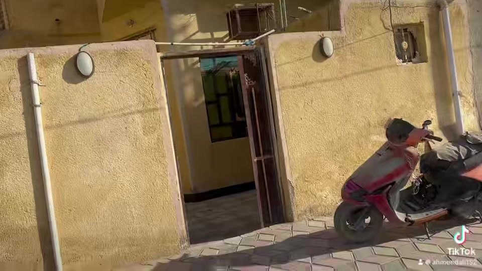 بيت للبيع طابو صرف  البندقيه مساحه 125 مترر طابقين عل شارع 30 متر يحتوي عل 3غرف براني مطبخ حمامات داخليه خارجيه للاستفسار ***********
