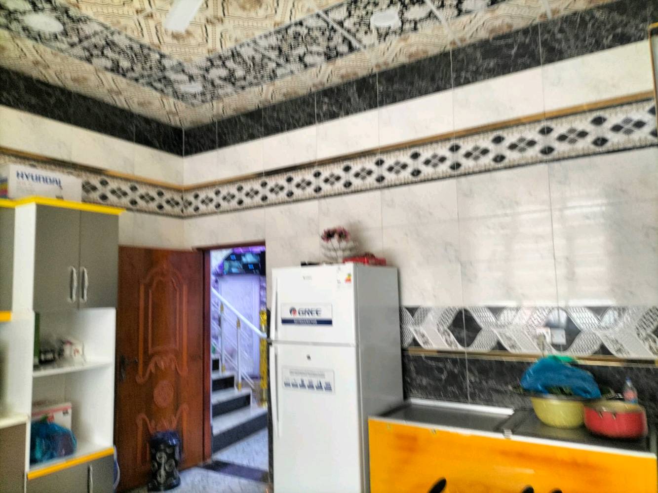 بيت للبيع في حي الفداء شارع ابو لبنان ثاني بيت عن الشارع العام مطلوب إسكان ٤٠ مليون طابقين ٦ غرف واستقبال بناء سنه ٢٢ السعر ٢٦٠ وبيه مجال للاستفسار الاتصال على الرقم ***********