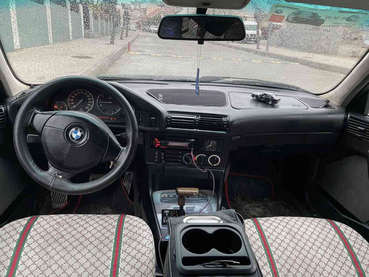 سڵاو .
bmw 525i
گێڕ تۆماتیک 
١٩٩٥ 
نیلی زۆر جوان 
سەیارەکە دەعمی نییە بەس ئەو قوپاویەی سنوقەکە 
ناوی زۆر تازەو جوانە 
داشبڵ کوشن بەرە دەرگا زۆر تازەیە 
هەموو گیانی ئیشەکات
دوو مکەبەرە زۆر شازی لەسەرە  
سپێر و جەگی بیلادی تیایە
تەبرید بە شەرتی سەهۆڵ 
گەرمی مەزبوت  
سەیارەکە ئارمی هەولێرە 
بەحاڵ بوخاری هەیە 
سعری ٤٤ گەڵاو مەعامەلە 
لە سلێمانیم  ***********
