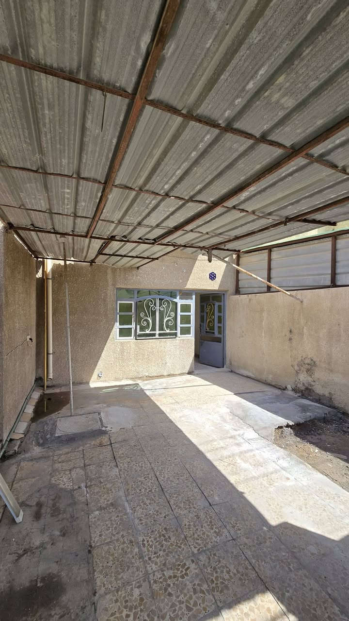 السلام عليكم
بيت 100م طابقين للايجار في( بغداد/ الدوره / ابودشير / منطقة الالف / خلف جامعة كلكامش ) 
يحتوي على 
■ كراج يتسع لسياره واحد 
■ صاله 
■ هول داخلي +مطبخ
■ ترك 
■ غرفتين نوم 
■ حمام 
■ مخزن
■ سطح طابق اول +سطح طابق ثاني 
للاستفسار اكثر 
***********
+متواجد واتساب
