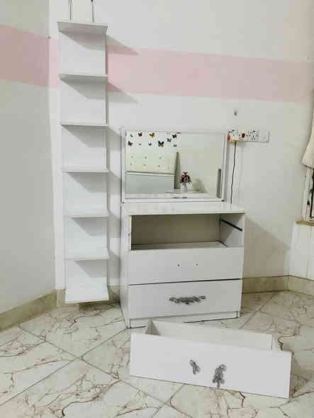 غرفة نوم تركية نفرين نظافة 90% 
كلها قطعها فول فقط ميز مراية يحتاج تبديل سكة ويدات 
متكونة من :
كنتور سكة 
جرباية & دوشك اسنفج عالي ونظيف جداً
٢ كومدي جرباية
ميز مراية
مكتب دراسة حطاطة 
كرسي مكتب
رفوف حائط عدد ٢ حطاطة
رف ميز مراية طويل حطاطة 

سعرها 300 ألف 
التواصل والاستفسار ع الخاص او ع الواتس اب ***********
