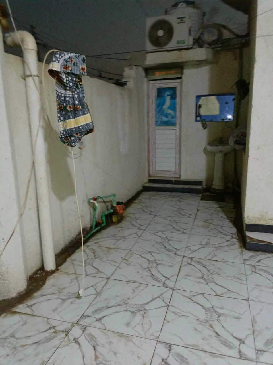يعلن مكتبنا عن توفر عقار للبيع
بيت بل جزيرة الفيروزيه الجسر الأول  طابقين المساحه ١٥٠متر طارمه وحمام خارجي واستقبال ومطبخ وصاله وحمام داخلي ومنور وغرفه. فوك غرفتين وصاله وحمام وسطح السعر ٩٨ مليون مع الكاونتر
***********
