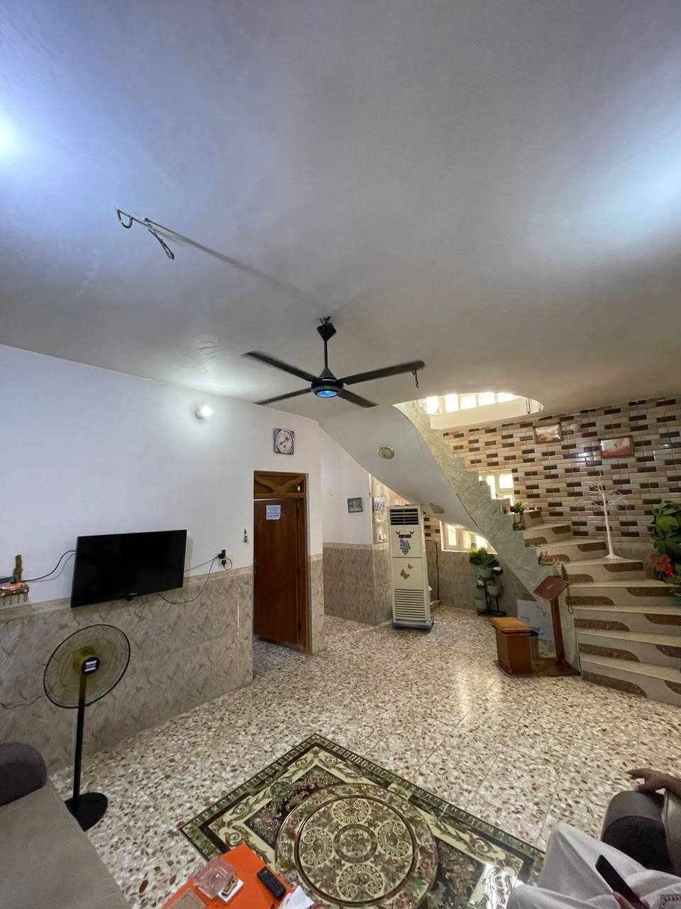 دار طابو زراعي سند 25 حي المتنبي مساحة 450 متر بناء قاطين الطابق الأول مطبخ واستقبال وصاله وغرفه نوم والطابق الثاني غرفتين نوم وصاله وبلكونه السعر ب97 للاستفسار الاتصال ***********
