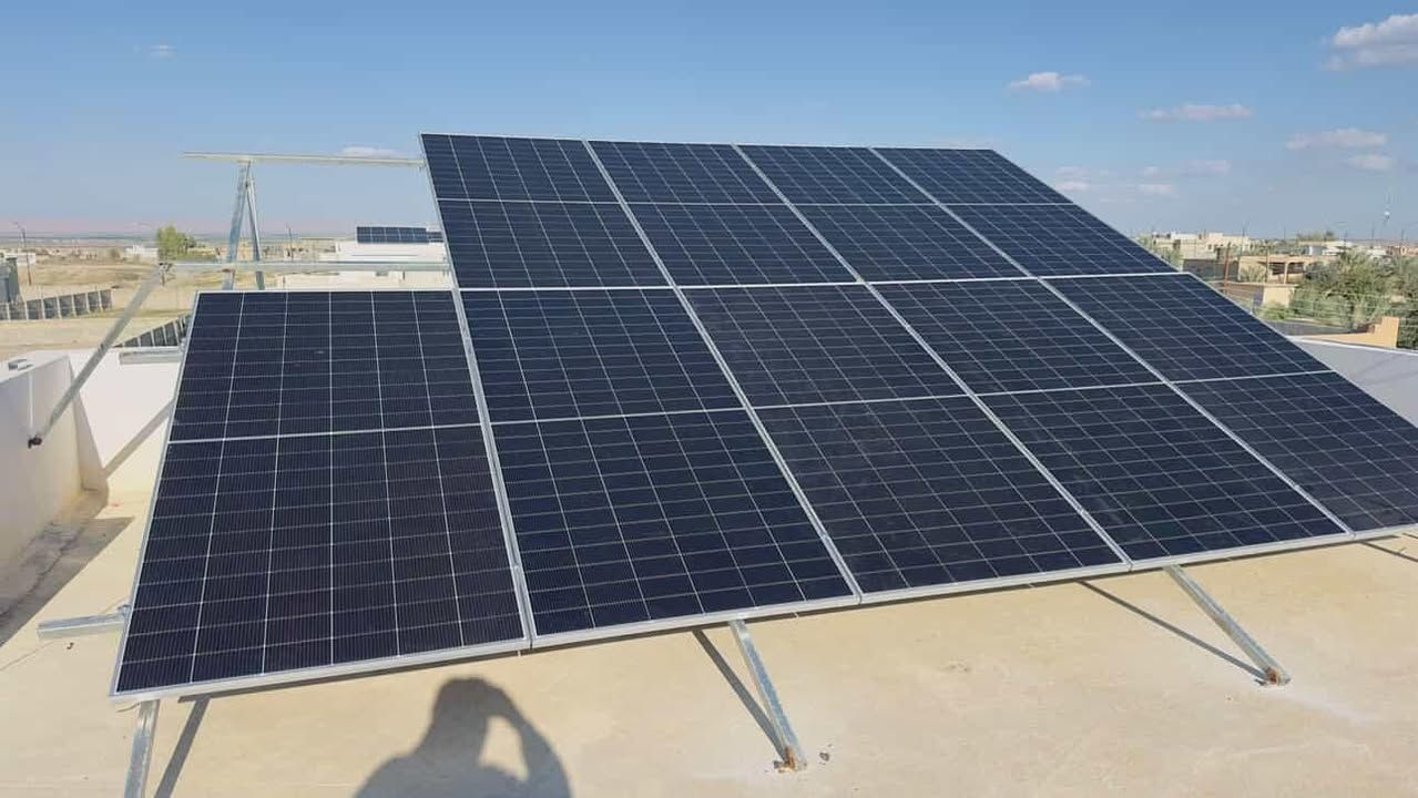 #ضمان_البطارية_5سنوات
تم بفضل الله تجهيز و  تنصيب منظومة طاقة شمسية لمنزل الأخ العميد فايز الفياض 
   #البيجي
تجهز المنظومة المنزل ب 40 أمبير نهاراً
بالاضافة إلى 30 أمبير ليلاً  . 
مكونات المنظومة.
🔵الواح لونجي 615w  عدد (18) بضمان 10 سنوات 

🔵 جهاز انفيرتر نوع(Deye ip65)حجم 12kw (55امبير)  بضمان 4 سنة . 
🔵 بطارية ليثيوم Deye 16kwالاطول عمراً. عدد 2وبعمر افتراضي 15 سنة وبضمان 5 سنوات 

✅ الفرع الرئيسي :- شركة حسيب البشاوي للطاقة الشمسية
العنوان محافظة كركوك قضاء الحويجة سايدين المعارض مقابل محطة وقود الطليعة الحكومية  

✅ الفرع الثاني : محافظة صلاح الدين قضاء بيجي عمارة وطبان 
للحجز والاستفسار الاتصال على الأرقام التالية :
***********
***********  
***********‪
#احمد #الجبوري #مدير #اعلام #شركه #حسيب #البشاوي #للطاقه #الشمسية
