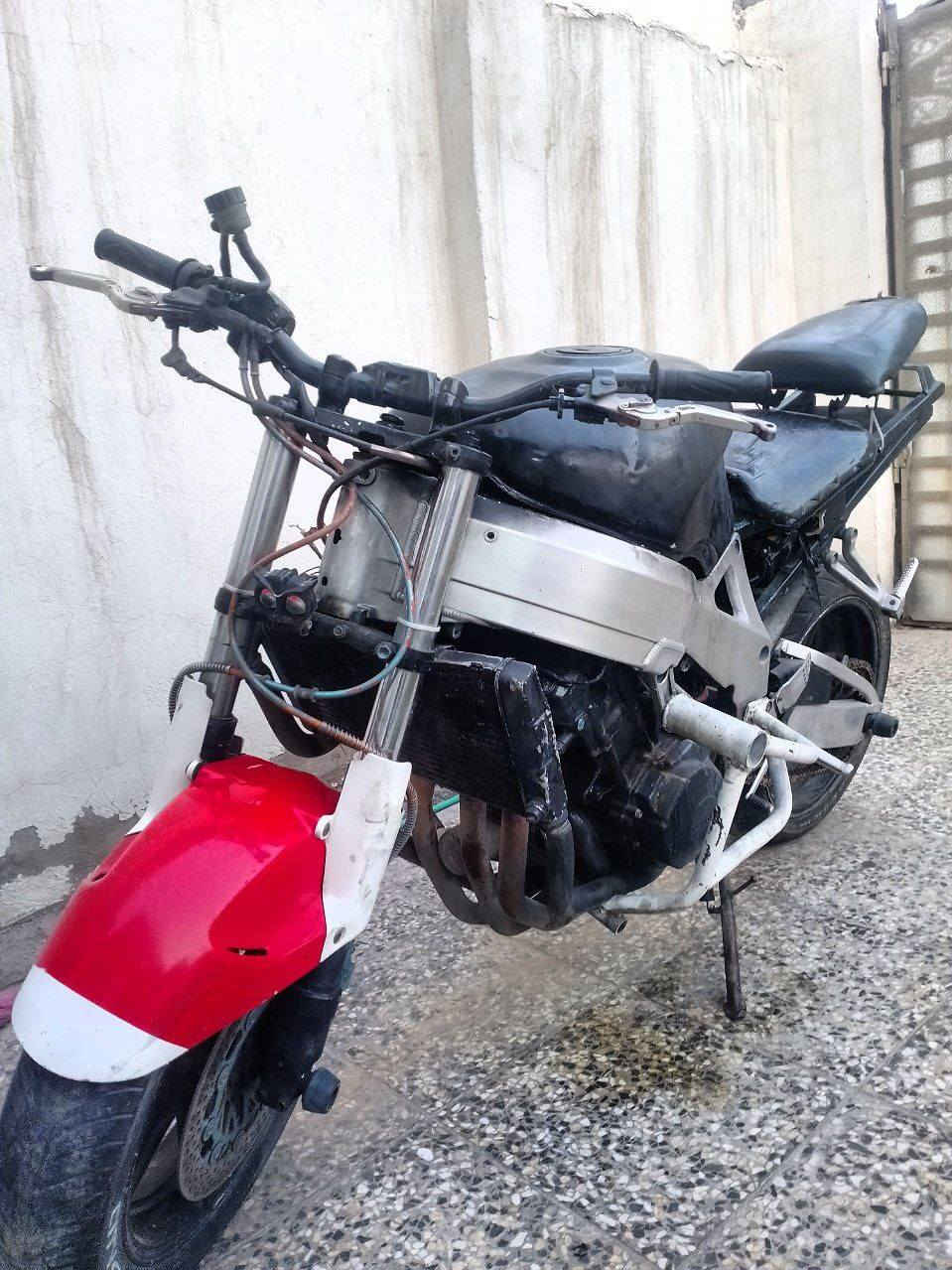 سلام عليكم دراجه نوع cbr بطح مال سباق هونداي موديل ١٩٩٨مكينه ١٠٠٠ccبدون كفرات بدون رقم اوراق كمركيه كامله دراجه بدون كفرات بس دراجه حلوه مشيه حلو وسعره همينه حلو وممناسب الي يهون هيج دراجات مكانه بغداد حي اور ورقم التلفون. *********** السعر مليونين وبيه مجال
