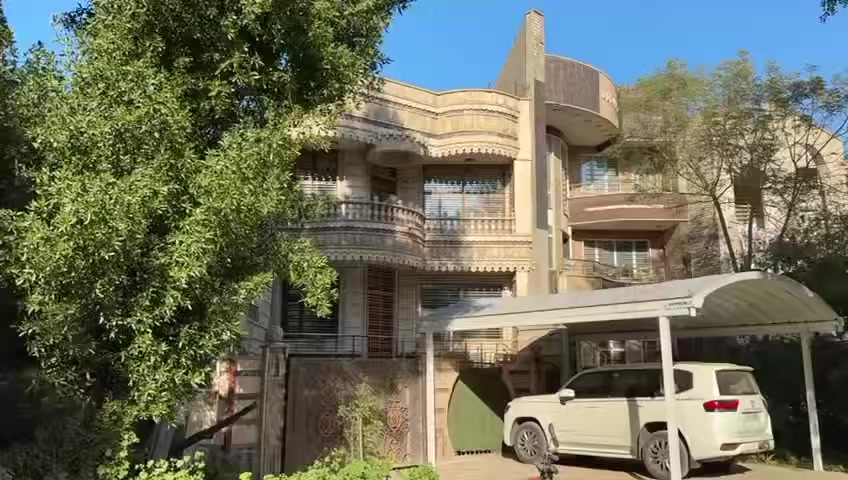 بيت للايجار مقابل  الف ليلة وليلة مساحة ١٥٥ متر واجه ٩،٥ نزال ١٧ 
٣ طوابق كاملة  يحتوي على ٧ غرف مطبخ وهول حمام في كل طابق ومساحة كدامة للسيارات
للتواصل على الرقم ***********
