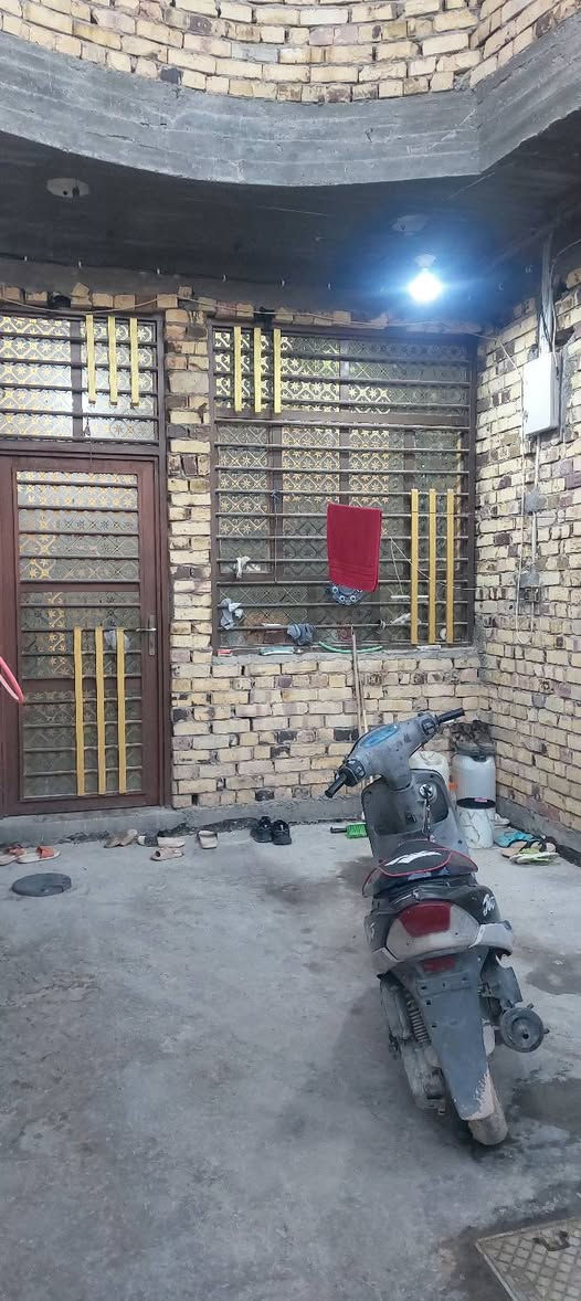 دار للبيع طابو صرف المساحة ٢٠٠م طابقين
الطابق الأول استقبال مطبخ غرفتين نوم +صحيات داخليه وخارجية 
الطابق الثاني غرفتين +صاله ومجمع صحيات كامل 
البيت نقص فقط بورك +أرضية السعر ١٦٥ وبي مجال 
*********** رقم صاحب الدار- موقع البيت سيف سعد شارع 30 قرب الملعب
