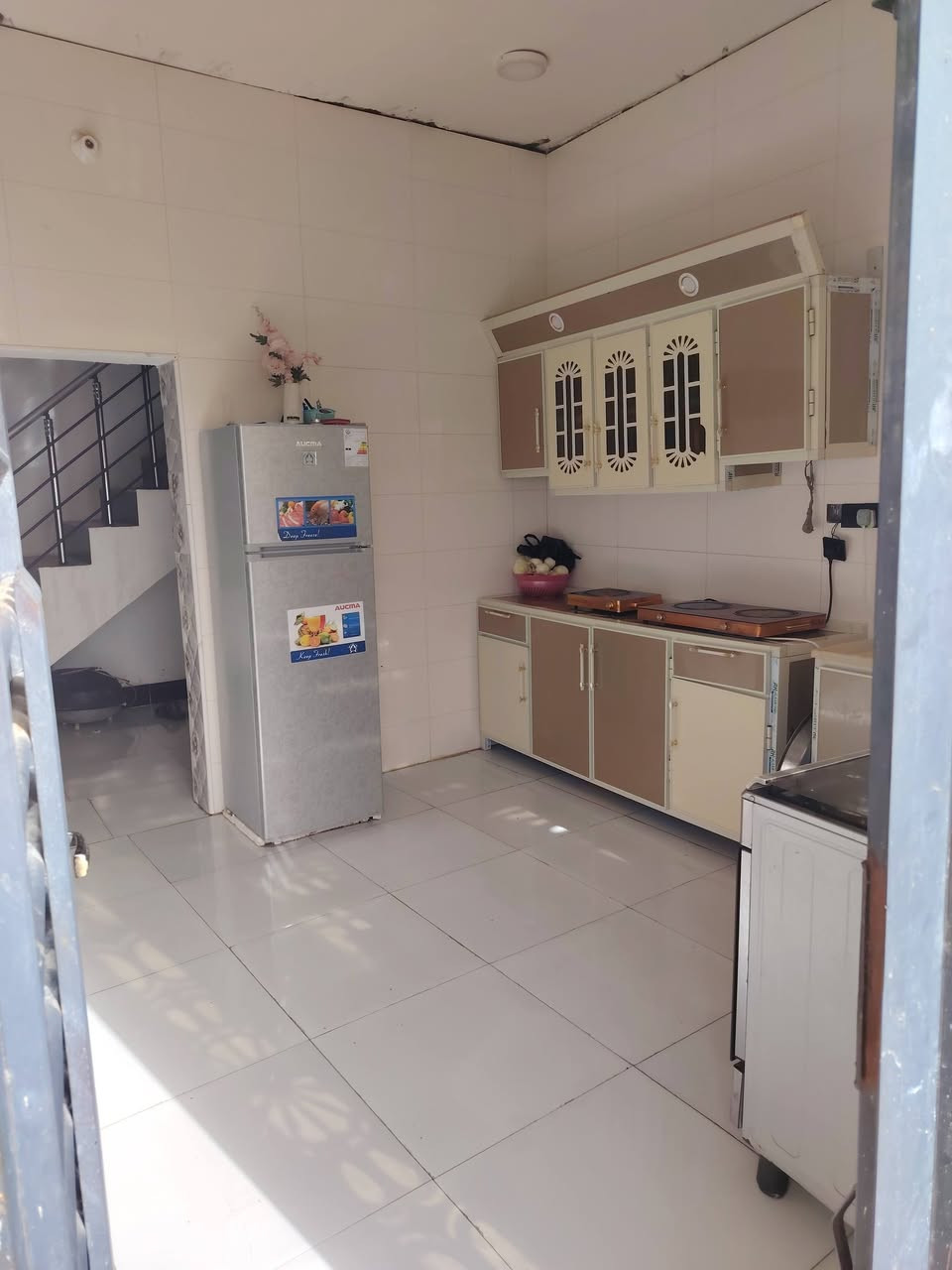 سلام عليكم بيت البيع زراعي يم الشفيج قرب حميد ريسان البيت بناء حديث صب كونكريت مسلح كهرباء وماي ونترنيت ومولد كل موجود بالباب البيت يتكون من غرفتين وصاله ومنور ومخزن بالبيتونه ومطبخ وديوانيه وصحيات خارجيه البيت مساحه ٢٠٠متر السعر ٣٨مليون رقمي ***********
