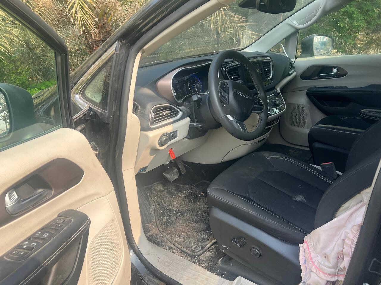 كرايزلر فويجر LX 2023
السيارة بدون رقم تترقم جميع المحافظات عدا الاقليم
السيارة بحالة جيدة جداً 
مناسبة للعائلة والاستخدام اليومي.
المواصفات:
 • محرك 6 سلندر
 • ناقل حركة أوتوماتيك
 • شاشة وسطية + نظام ترفيه
 • أنظمة أمان (ABS – Airbags – Traction Control)
 • مساحة داخلية واسعة + مقاعد مريحة
 • صرفية وقود جيدة مقارنة بالحجم
الحالة:
 • ✅ السيارة تعمل وتسير بشكل طبيعي
 • ✅ تم التعرض إلى حادث سابق وتم تصليحه بالكامل
 • لا يوجد أي مشاكل ميكانيكية حالياً
 • جاهزة للفحص والاختبار
رقم الشاصي
2C4RC1CG2PR615789
📍 الموقع: البصرة قضاء المدينة
💰 السعر: 168 ورقة
للاستفسار أو المعاينة يرجى التواصل على الرقم
0770 733 5334
