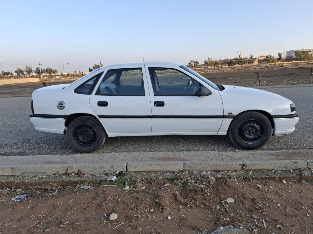 ئۆپڵ ڤیکترا ١٩٩٥ مەکینە ٢٠ 
سەنەوی تازەیە تا ٢٠٣٠ مانگی ٧  بەناوی خۆمەوەیە 
بێ تەقەو رەقە سڵایدە چوار تایەی لۆکی لەسەرە تازە بەستراوە کارەبایات کامل بەشەرت رایتەر گەرمی بە شەرت تازە گۆراوە یەک چاملخ بێ ناو گرتن بە شەرتی گێر و مەکینە
 چمچماڵ
***********
*********** شمشمل, السليمانية
