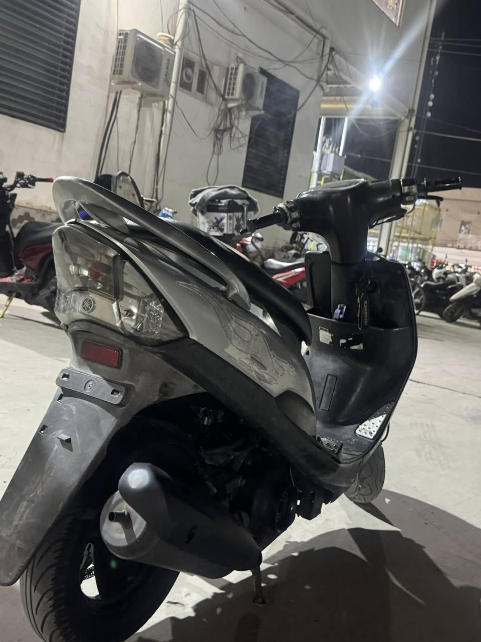 ماكس عدله بلاد بلاد 
مكفوله من البرغي  ختم واحد ويه المكينه من كفر من سوادات حته الاشاير ما بيها ولا نقص 
كيلو متر طوافه شغالات 
مكاني بعقوبه يم فلكت الامين 
السعر 850مجال شي بسيط  دراجه رمبه اي مكان يعجبك تروح تفحصها 
***********
