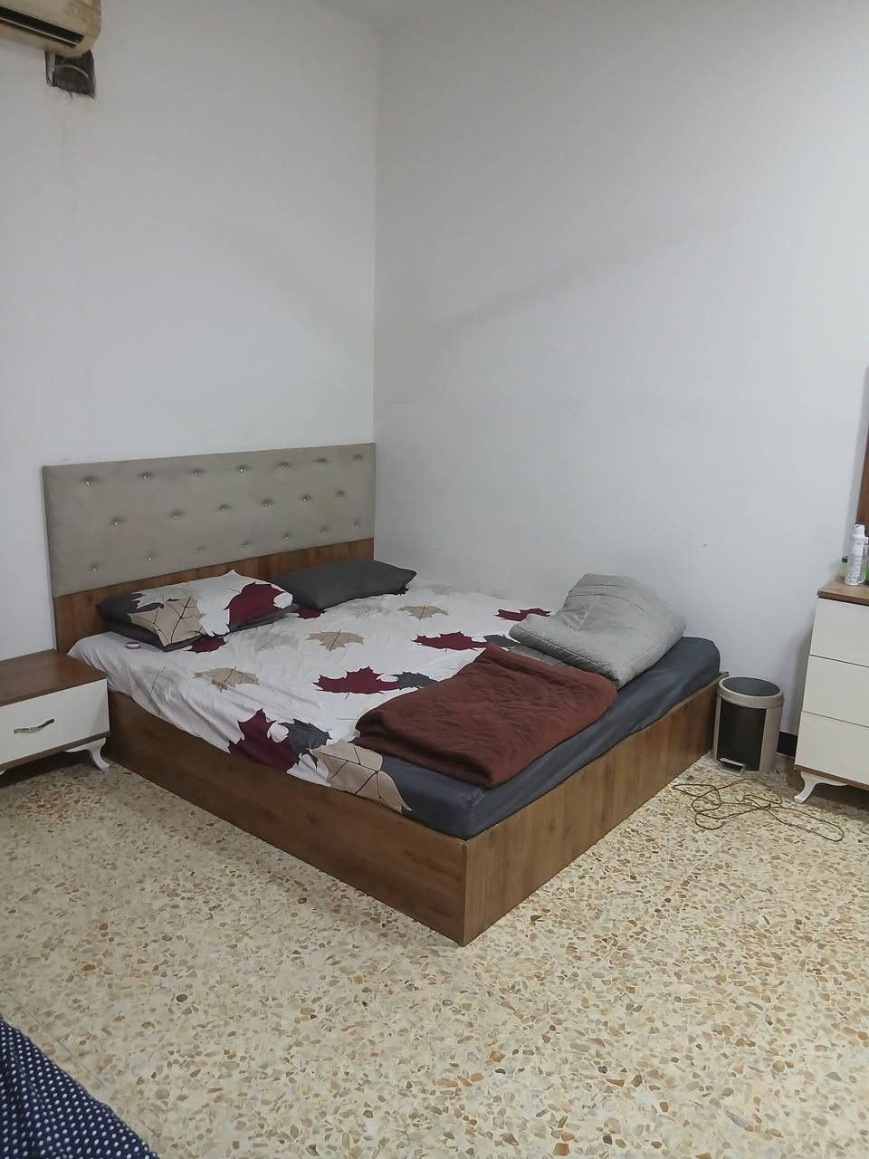 🏠 / دار للبيع مساحه ١٠٠م طابو صرف 

            واجهه ٥ م / نزال ٢٠ م 

الطابق الاول /  مطبخ . أستقبال . هول . غرفه نوم  . مجمع صحيات .

الطابق الثاني / غرفتين . هول . صحيات 

🌏 الموقع / شارع ٨٠ قرب مسجد الرحمن 
رقمي ***********
