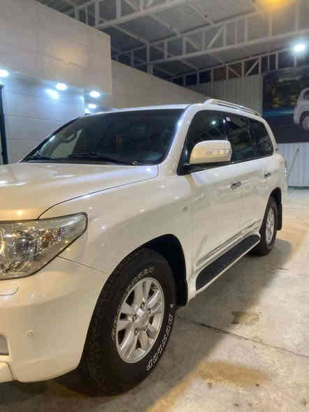 لاندكروز 2011 ستينيه اصل فول موصافات 1/1 ✅
رقم بغداد الماني شرط تحويل ووكاله 
كفاله عامه من ضربه /وصبغ /وتبديل //وشخط 
مواصفات GXR.i يعني فول vip 🔴
فتحة سلايت رؤف 
محرك 6سلندر وضع شركة ✅
بصمه + بصمه ابواب 
.7راكب                     
ثلاث قطع تبريد 
كشنات جلد بقلاوة 
كرسي كهرباء 
فور ويل 
٨ايرباك 
دشبول ليزري 
عتب ليزري 
شباج نفخ 💨 
ثلاجة 🧊
شاشة بلاد 
كامرة خلفيه
لايت زنون اصل 
اشاير بلمري 
اشاير بلجاملغ
حساس امامي خلفي 

مكينة وضع الشركه مامفتوح 🔴
كير وضع الشركه مامفتوح 🔴

كتلوكات الشركه بداخلها ولزكات الشركه بعدهم زيرووووووووو ✅ على ايد وحدة من سنتها لحد الأن واستخدام شخصي جدآ نضيف 🔴

السيارة مكفوله كفاله عامه من ضربه وصبغ وتبديل وشخوط واستخدام شخصي وقطعه نادرة ✅ والسونار داخل المنشور 🔴

السعر (( ٣٣٥ )) وبيها مجال بس للشراي ✅

مكاني النجف // للاتصال //***********
